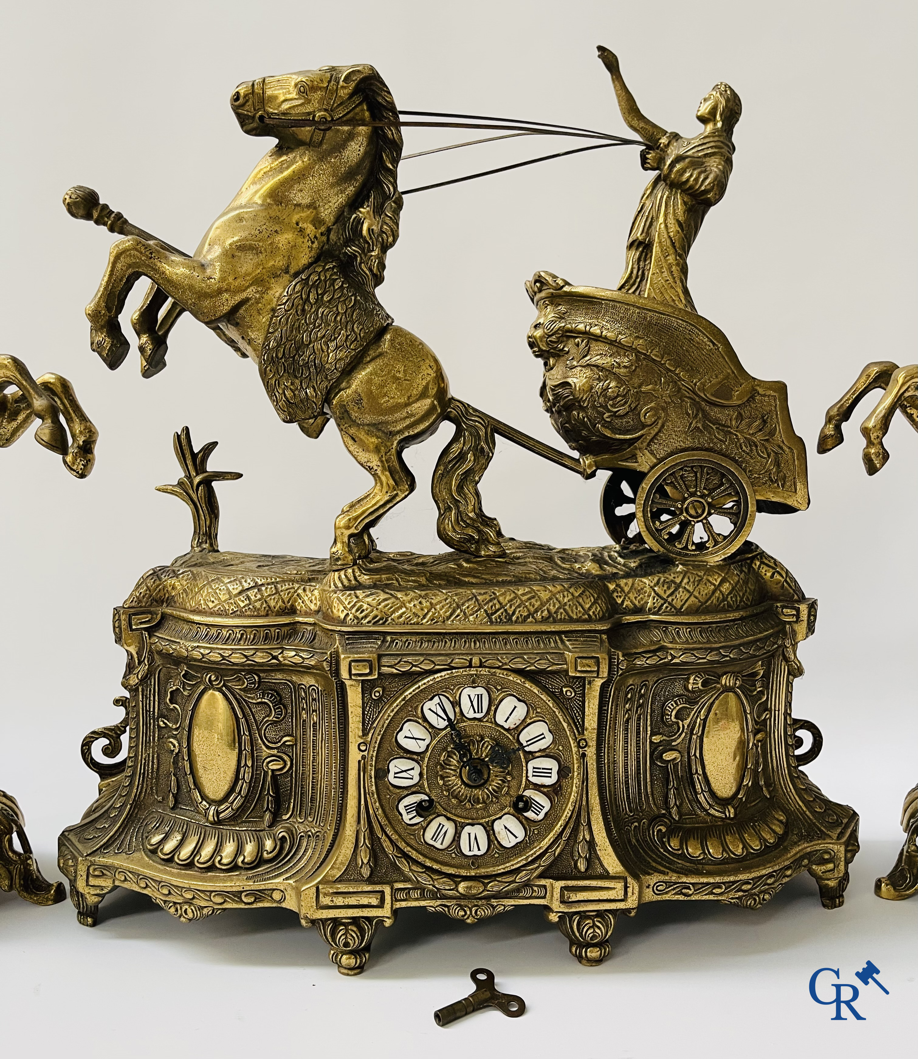 Grande garniture de cheminée en bronze. "Chariot". 20ème siècle.