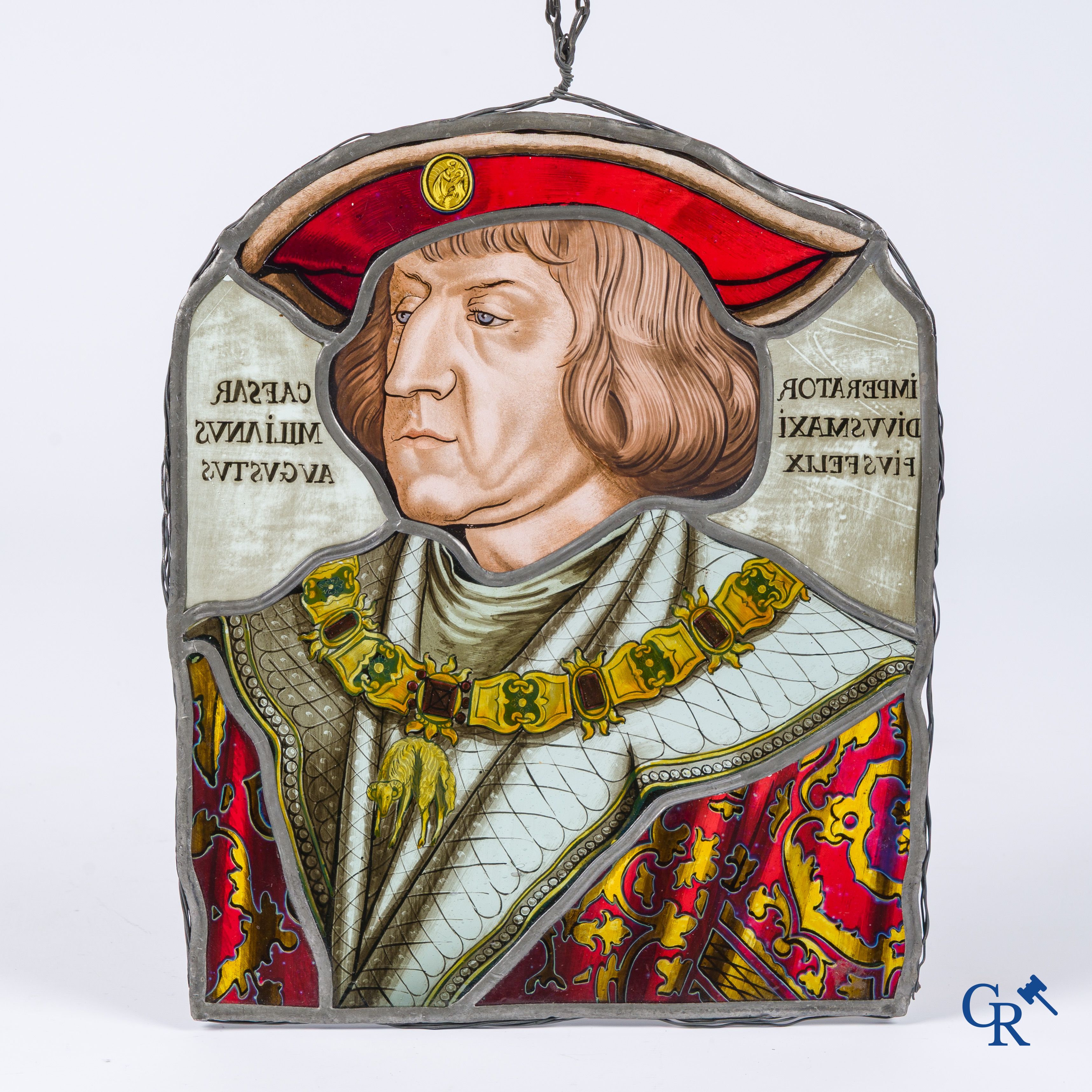 Een fragment van een antiek brandglas met het portret van Maximiliaan I van Oostenrijk.