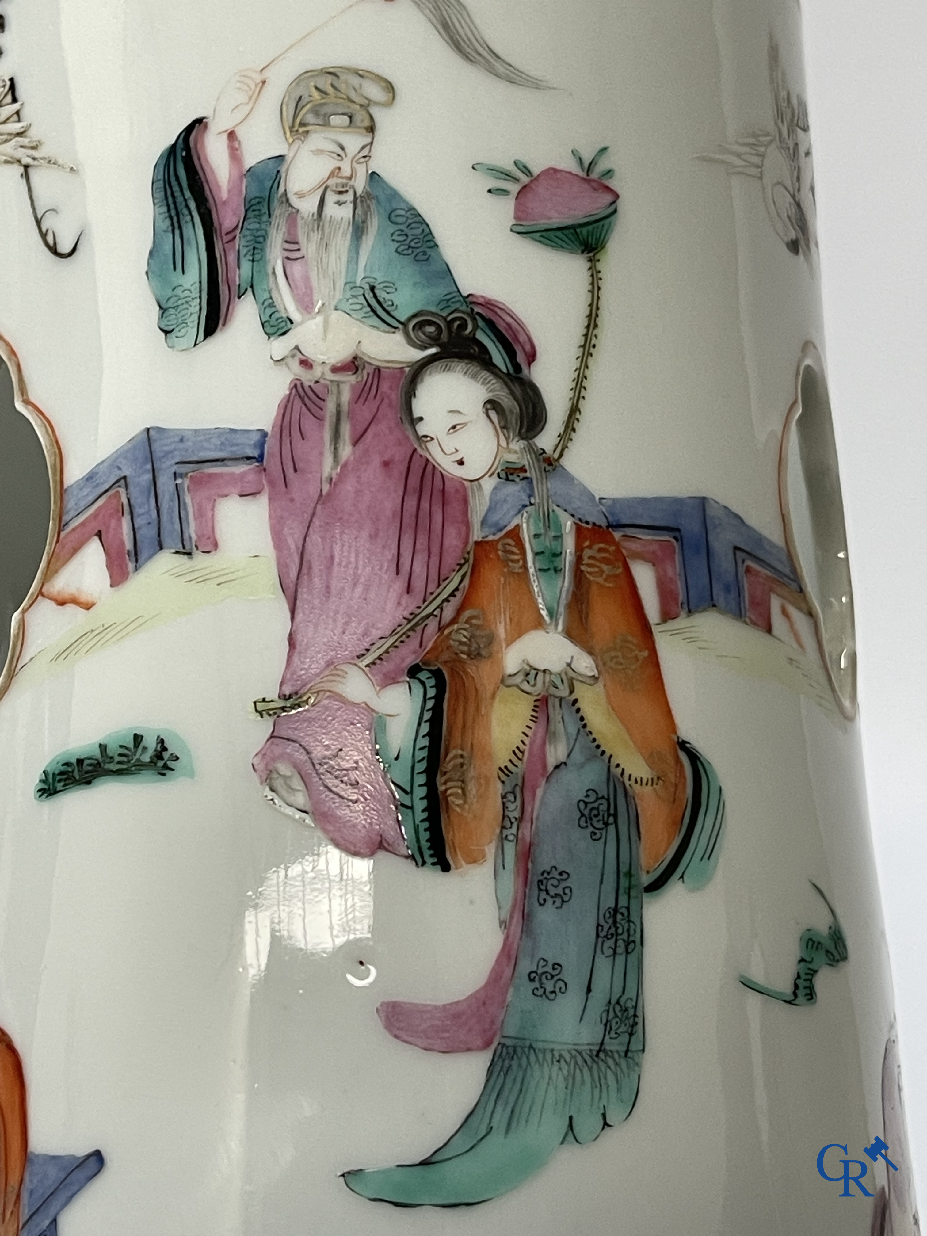 Aziatica, Chinees porselein. Een Chinese famille rose hoeden staander. Gemerkt. 19de eeuw.