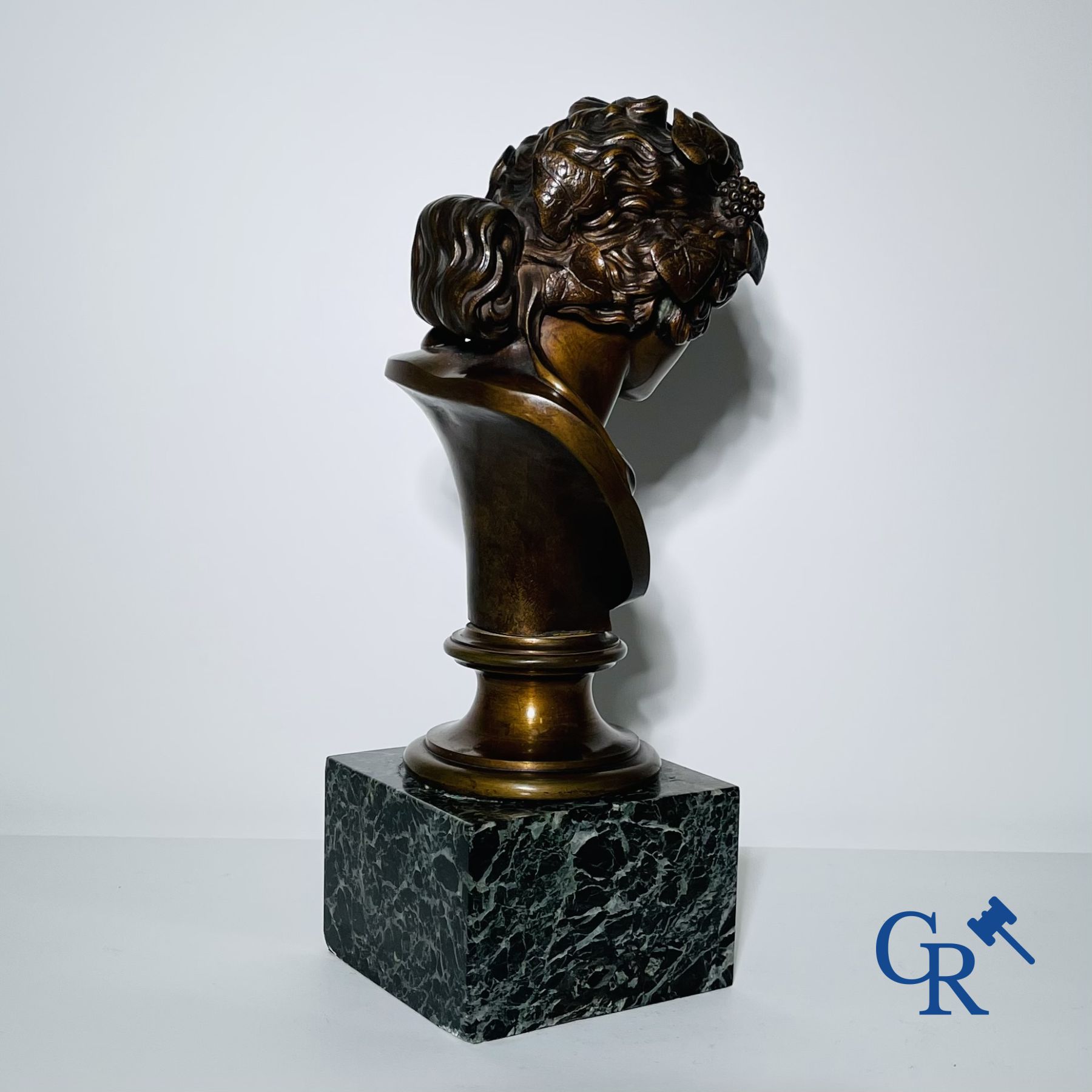 Bronze/Sculpture: Bronze bust in the antique style.