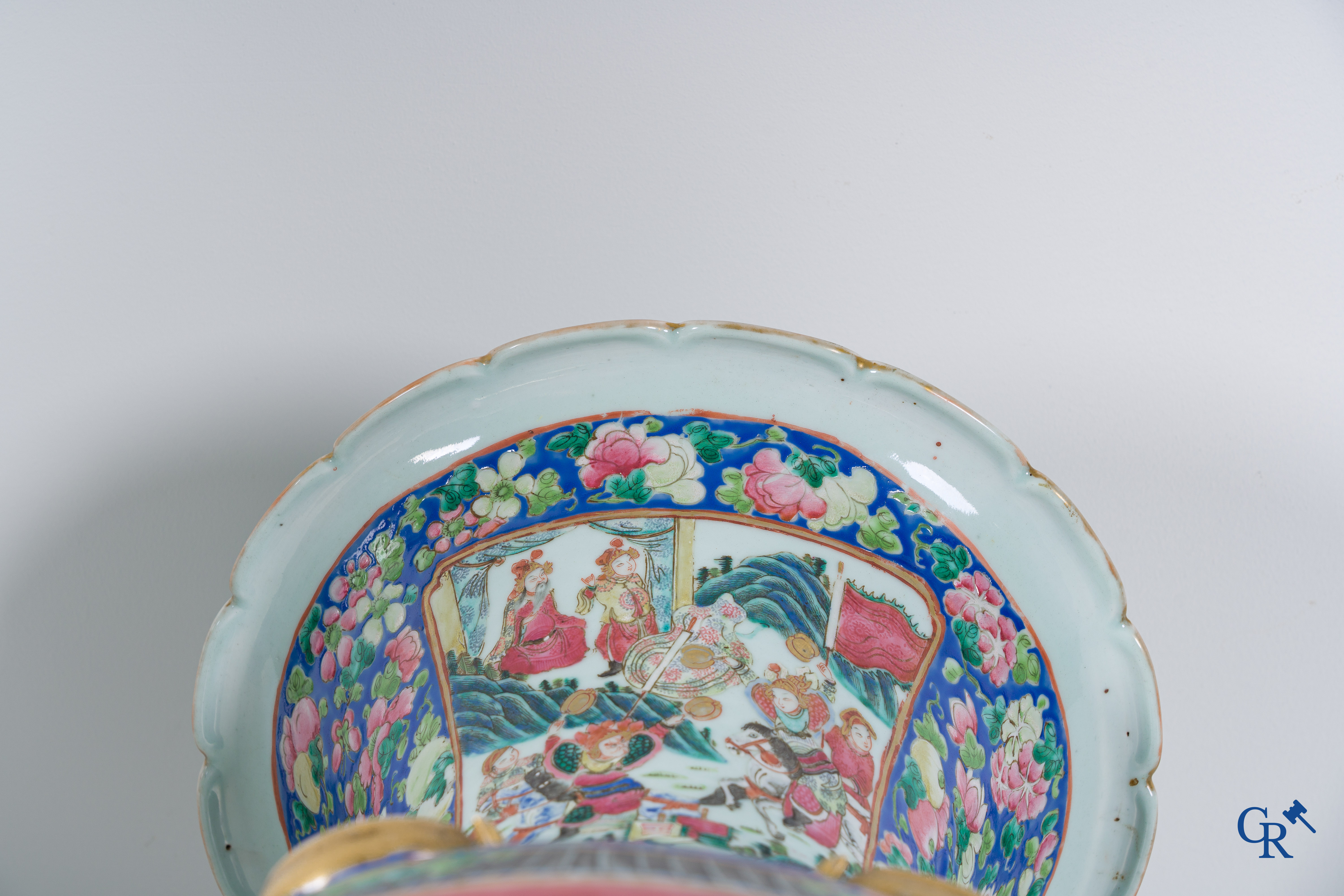 Art Asiatique: Porcelaine chinoise. Une paire d'importantes vases chinois avec un décor famille rose. Chine 19ème siècle.