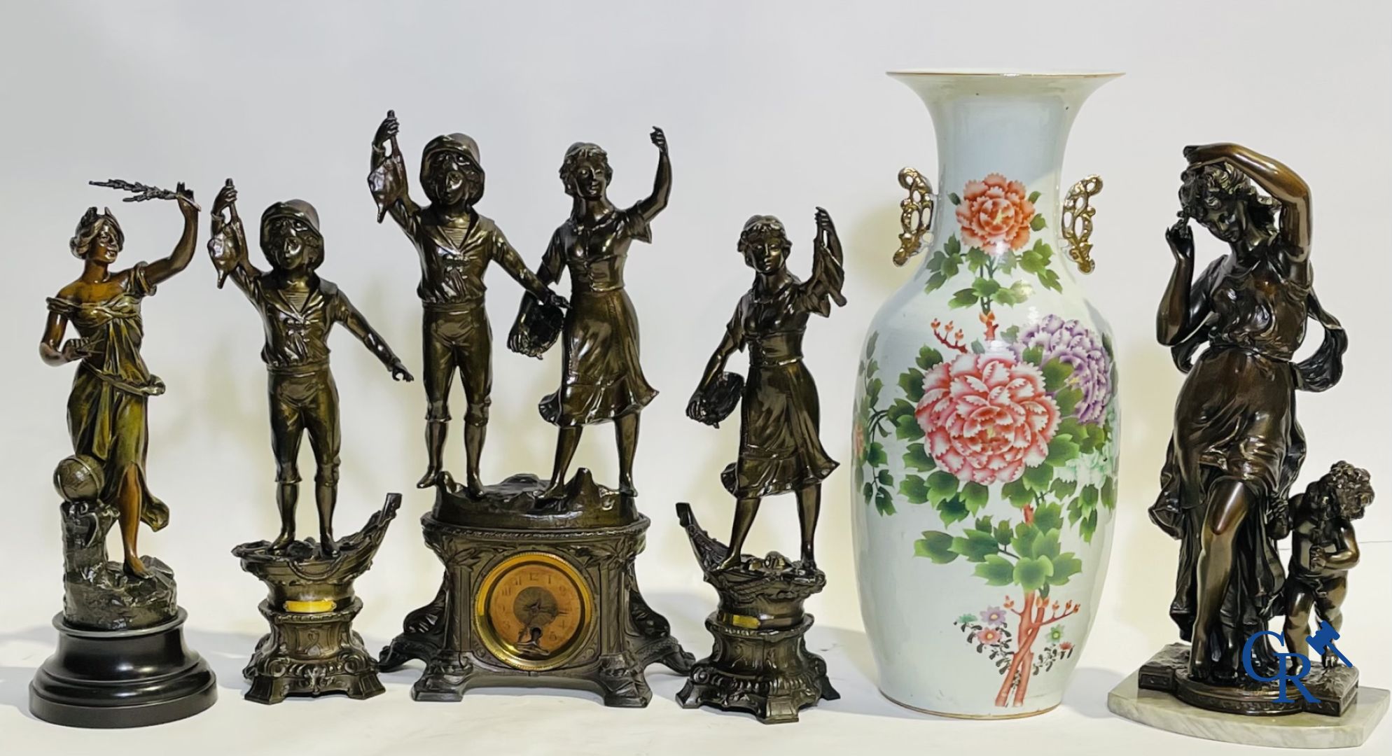 A lot of a Chinese vase, 2 statues and a fireplace set in spelter.