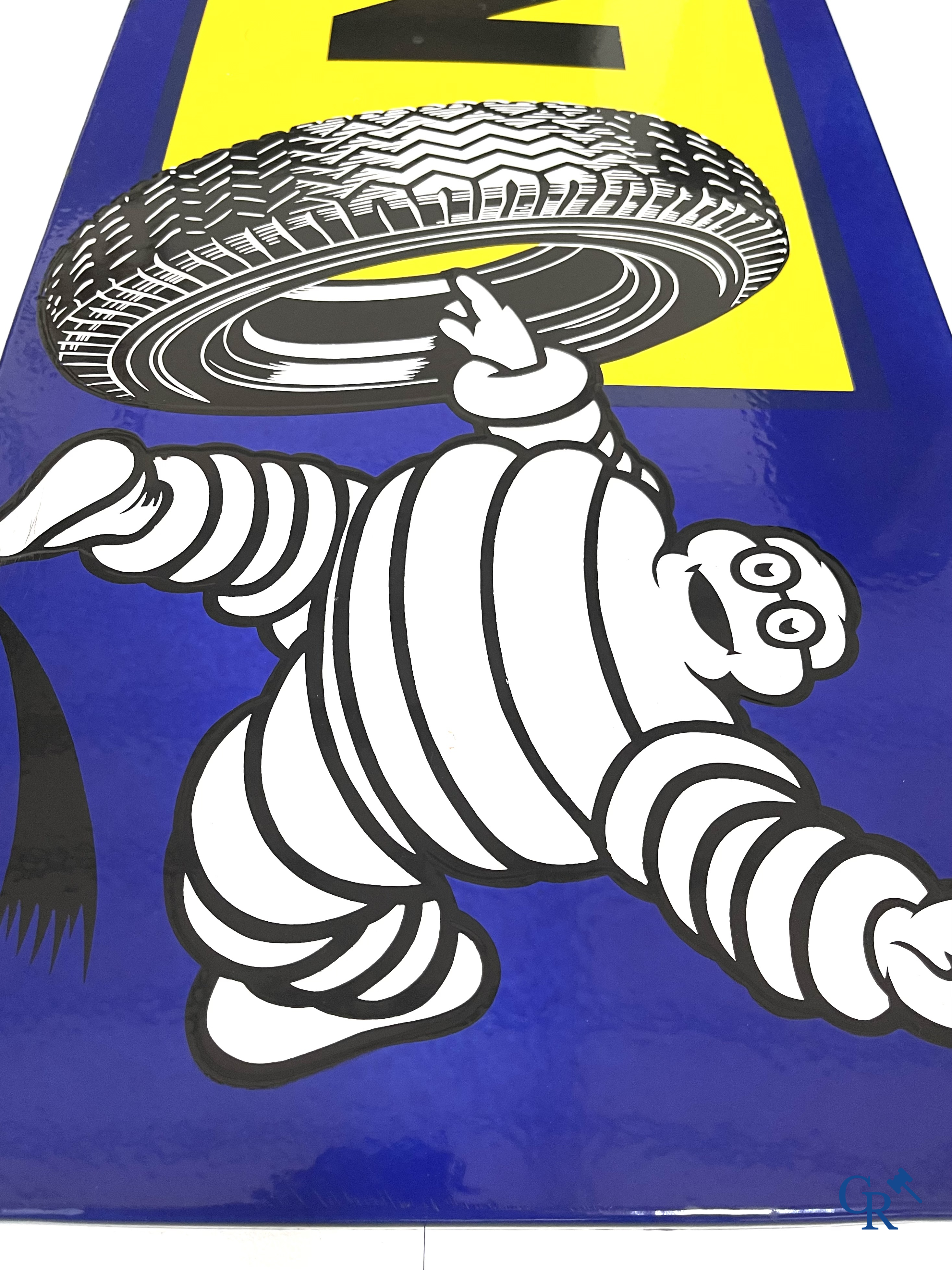 Michelin, groot emaille reclamebord met gele en blauwe achtergrond voor Michelin banden. Emaillerie Belge, 1958.