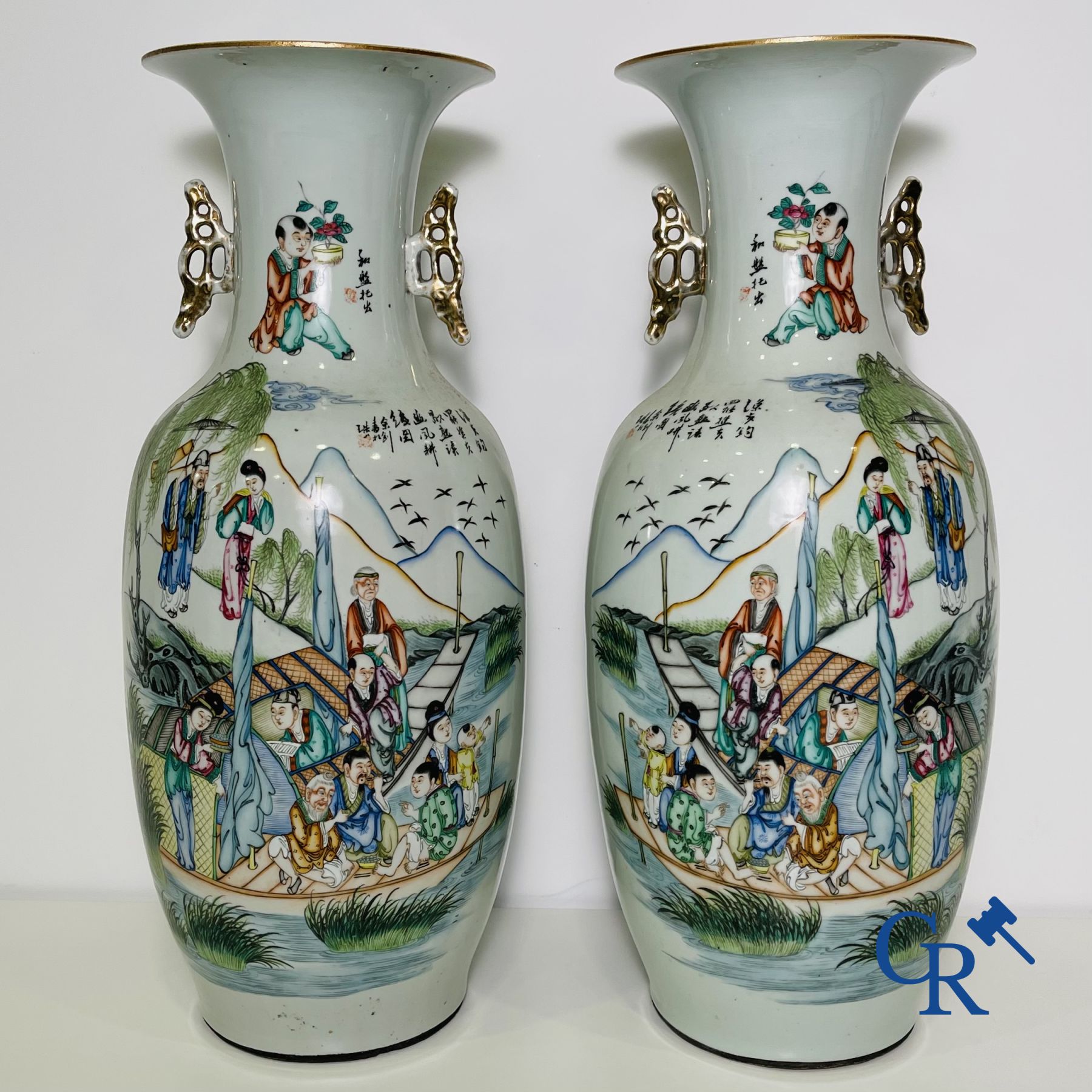 Porcelaine chinoise: Une paire de vases chinois au double décor.