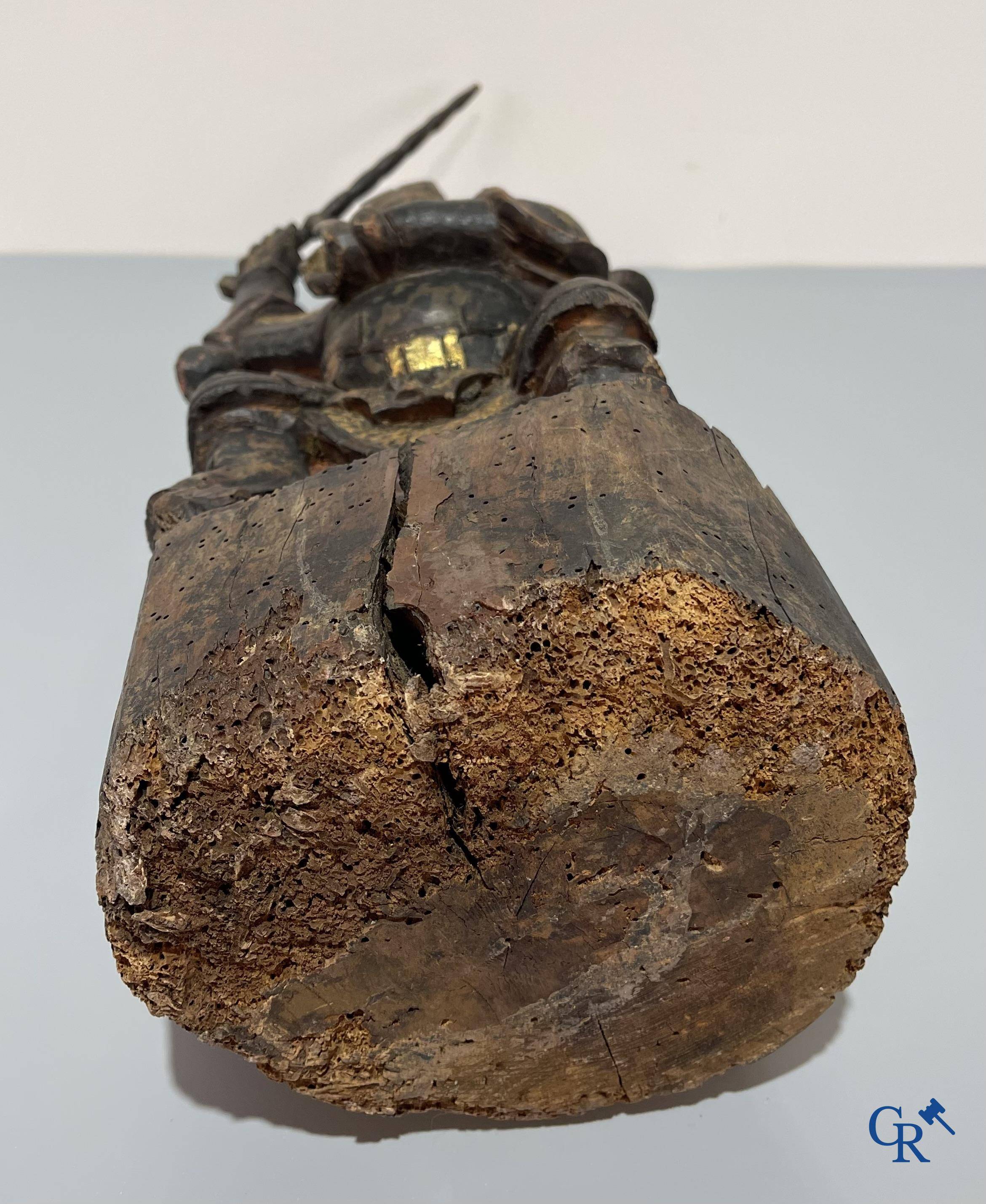 Aziatica, Een antieke Chinese houtgesculpteerde en polychrome voorstelling van een krijger.