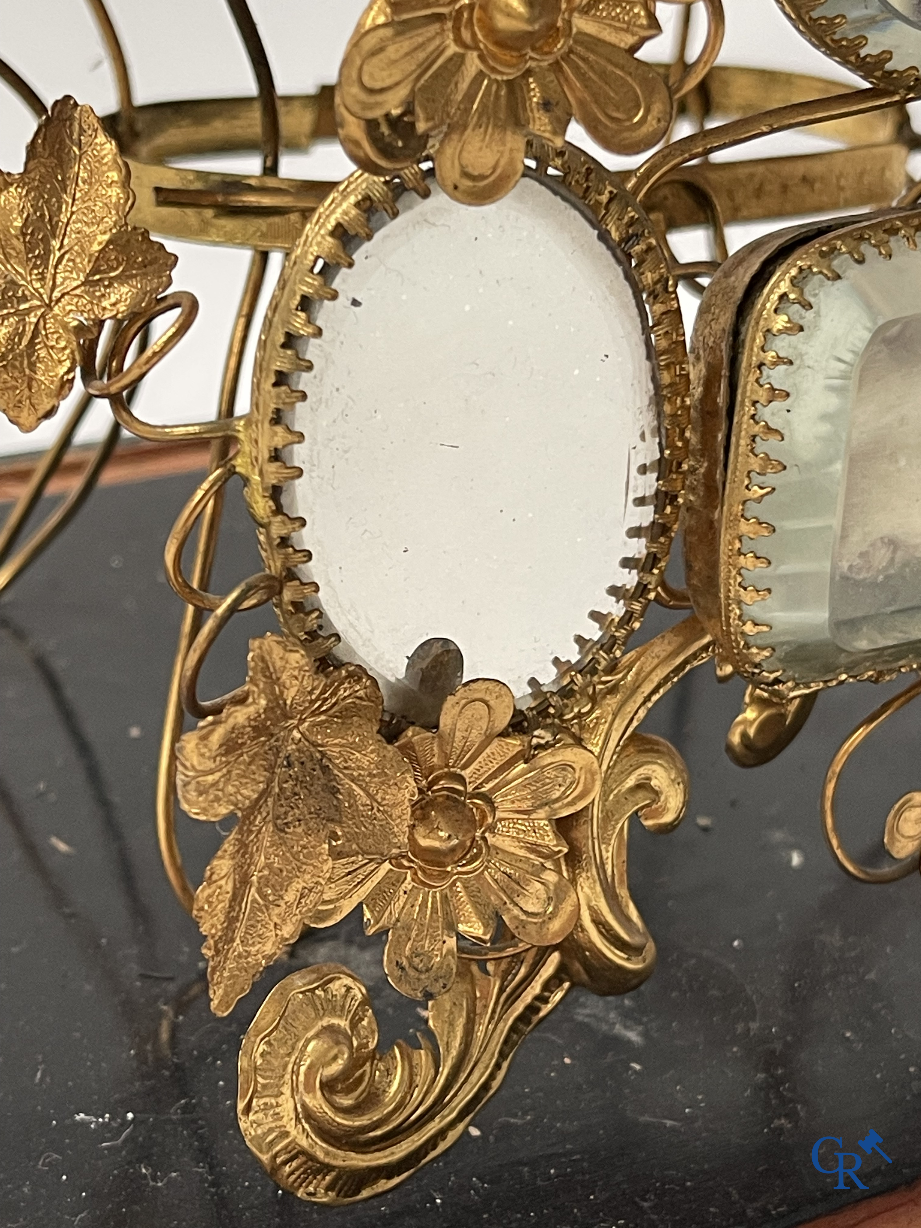 Beautiful globe with bridal bouquet and integrated jewellery box. Mirrors and gold-plated brass. Circa 1900.