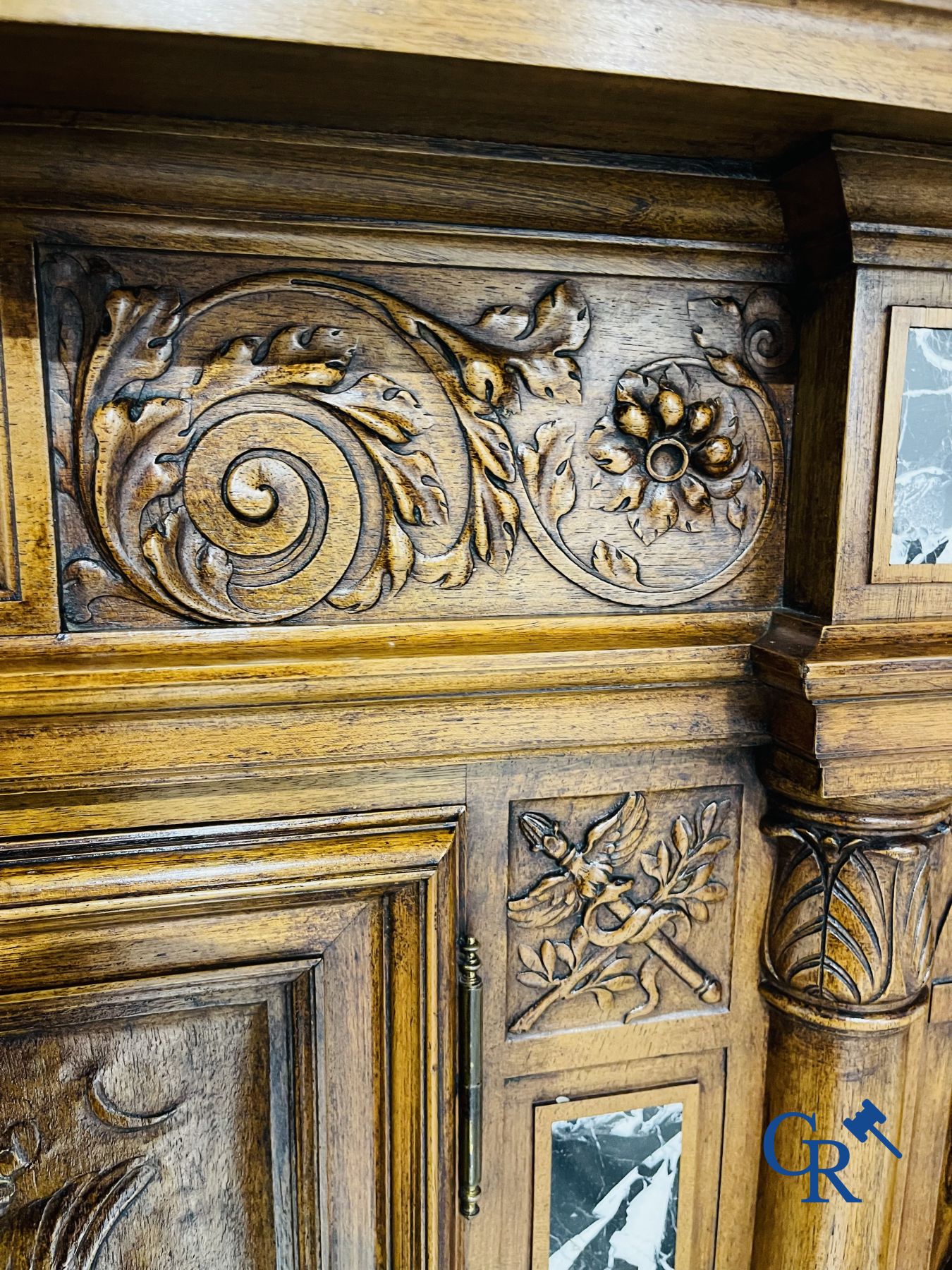 Mobilier : Une crédence finement sculptée en noyer, style néo-renaissance avec incrustation de marbre.