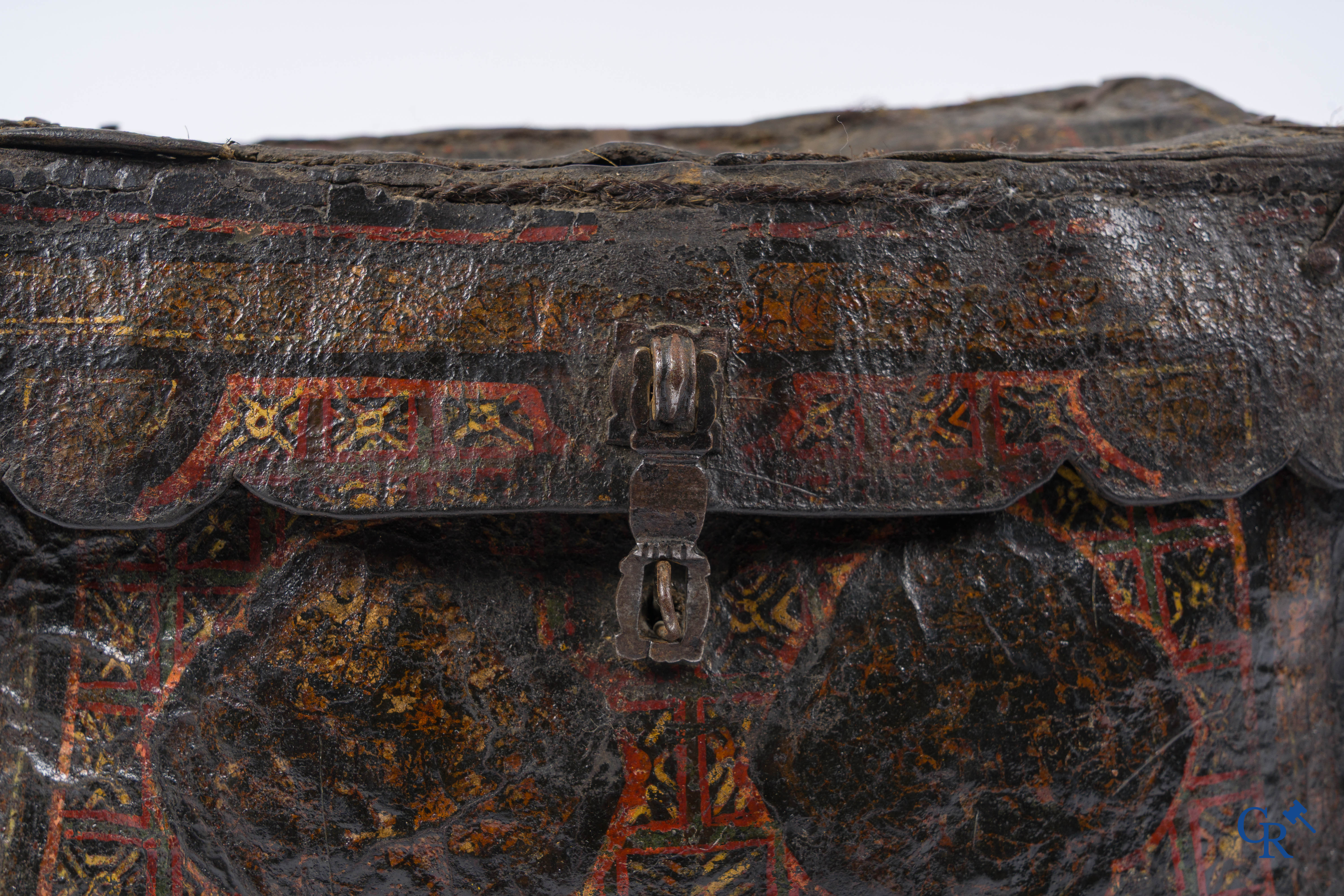 Antiek lederen geld of documenten koffer met origineel smeedijzer slotwerk.