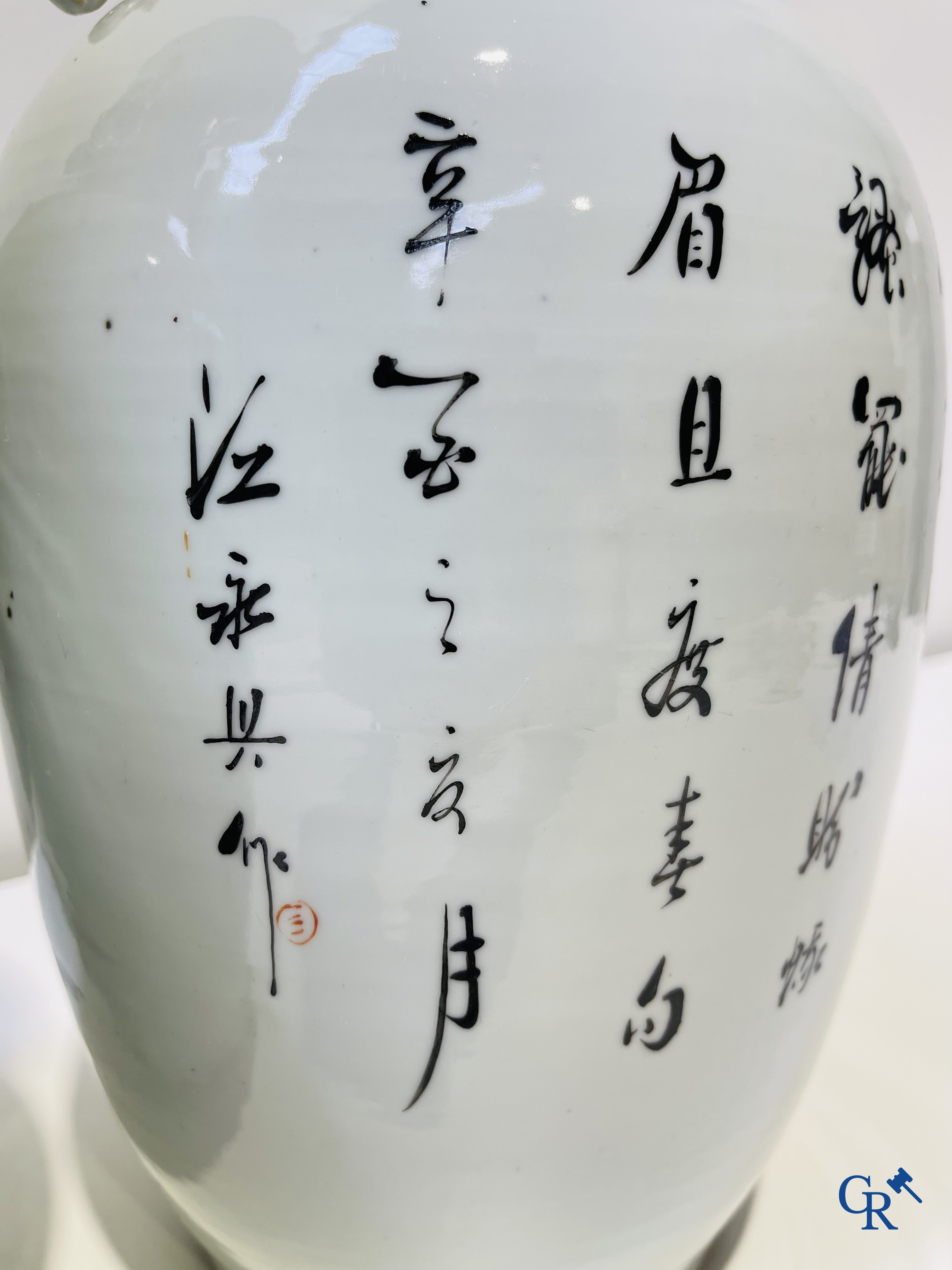 Art Asiatique: Porcelaine chinoise, paire de vases Chinois avec des dames dans un jardin. Période République.