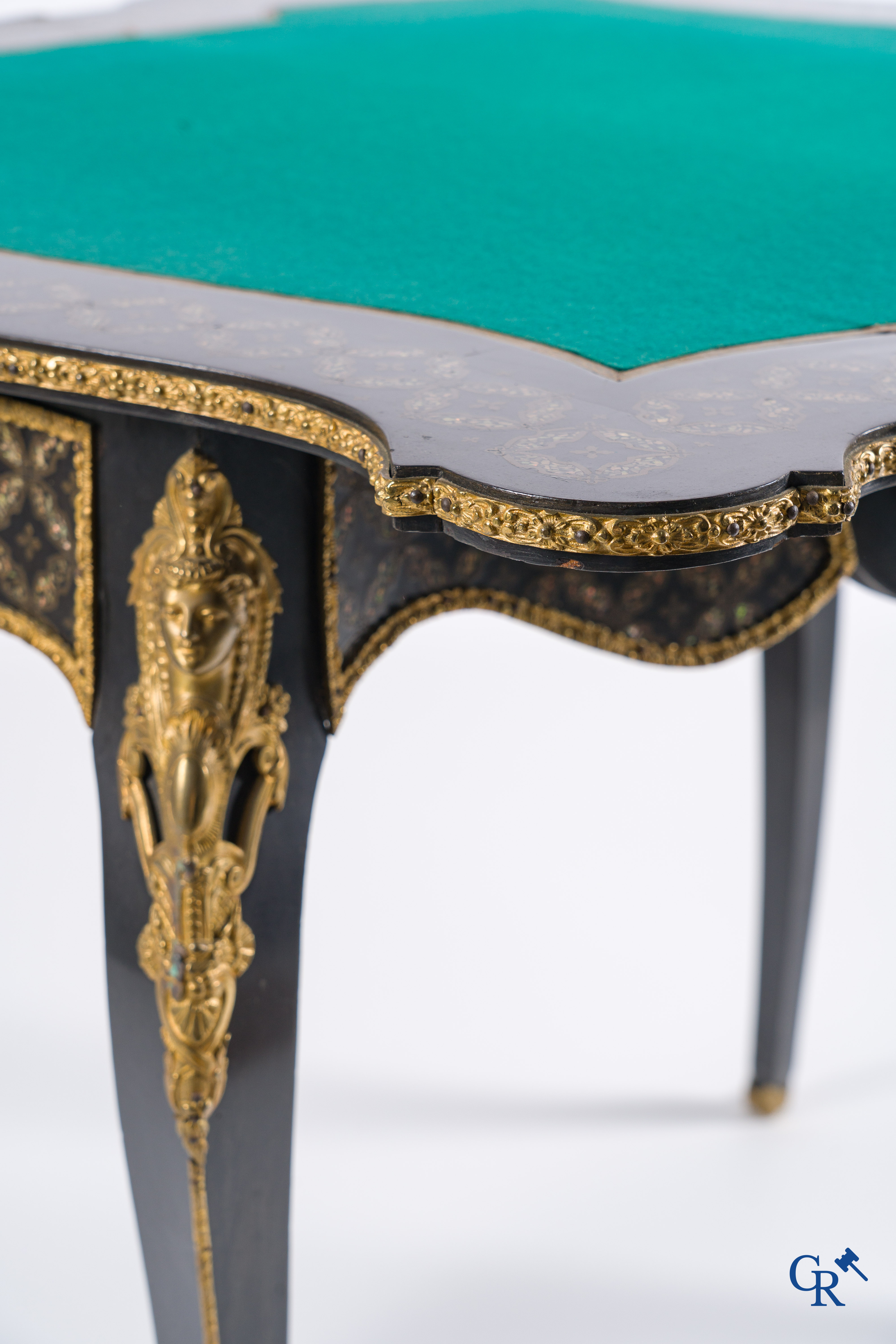 Une table à jeu avec des bronzes finement ciselés et dorés avec du marquetterie de cuivre et de nacre. Circa 1880.