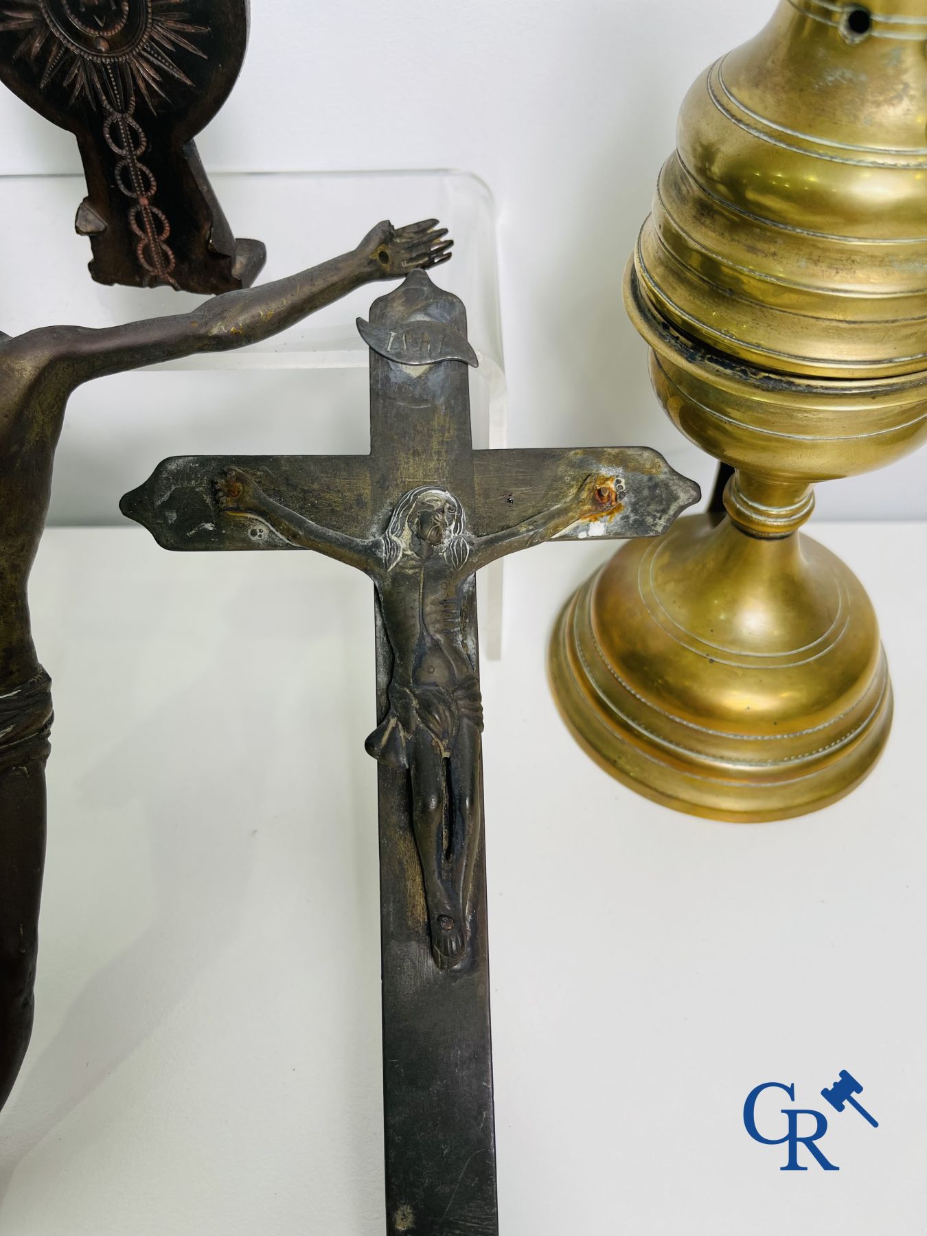 Un lot avec divers objets religieux en bronze et métal : corpus, mortier, etc. XVIIe-XVIIIe-XIXe siècles.