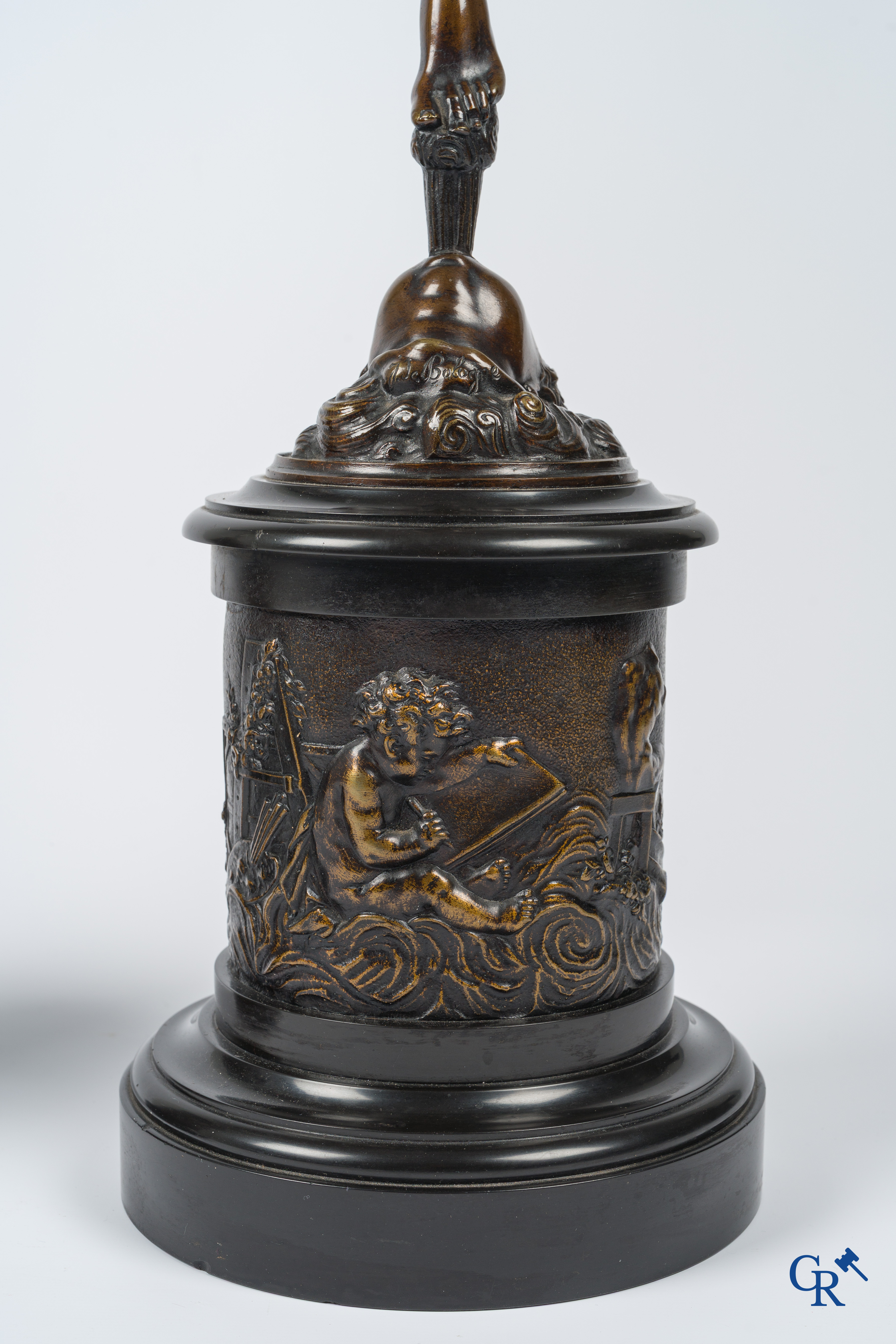 Paire d'importantes statues à l'antique en bronze d'après un modèle de Jean De Bologne.