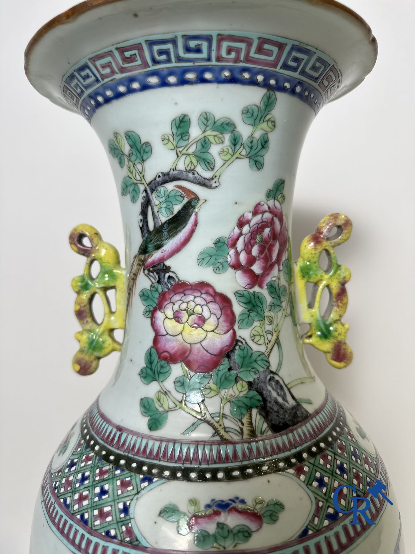 Porcelaine Chinois: Vase Chinois famille rose à double décor de lions bouddhistes, phénix, oiseaux et pivoines.