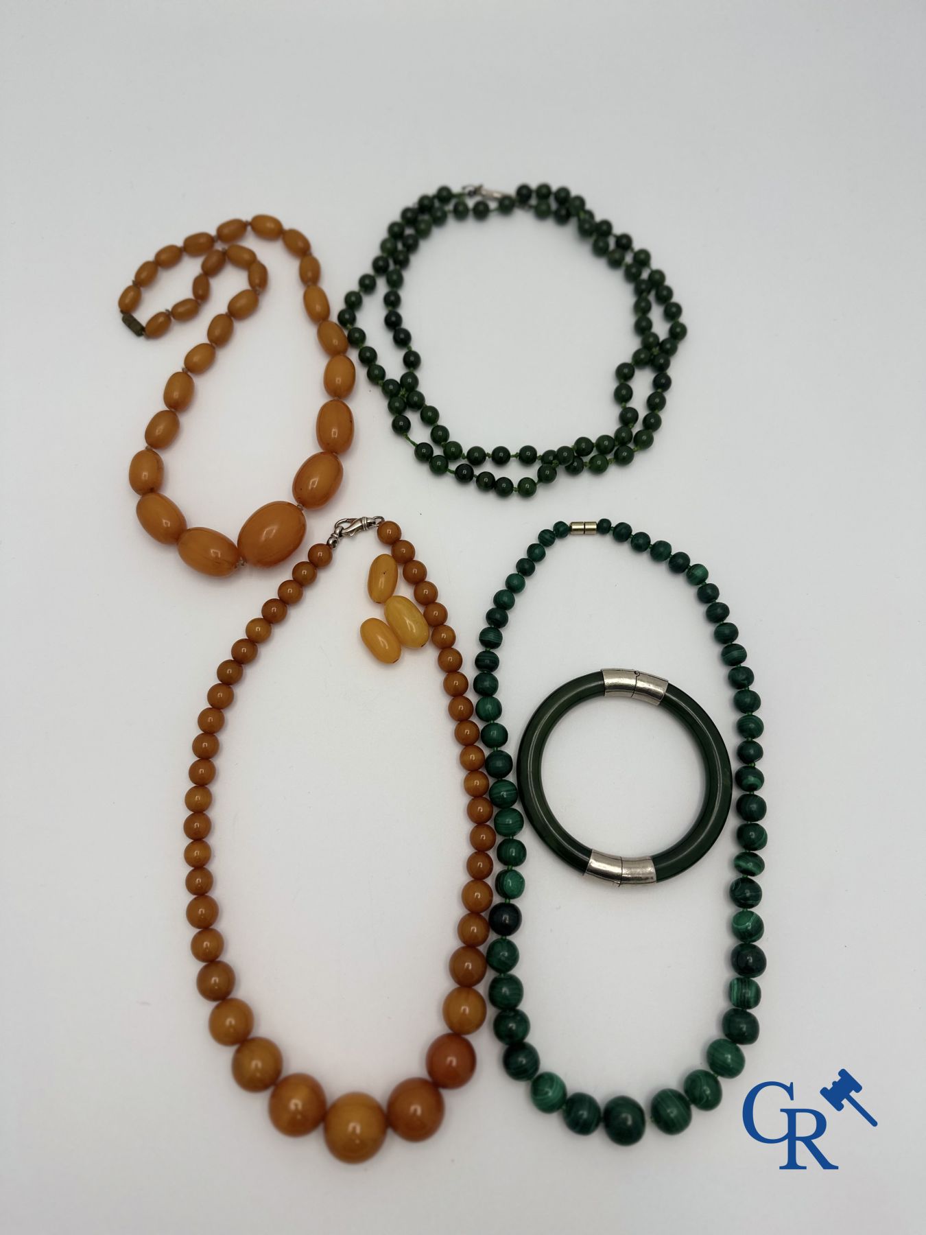 Bijoux: Lot comprenant des bijoux en jade vert, malachite et résine orangée imitant l'ambre.