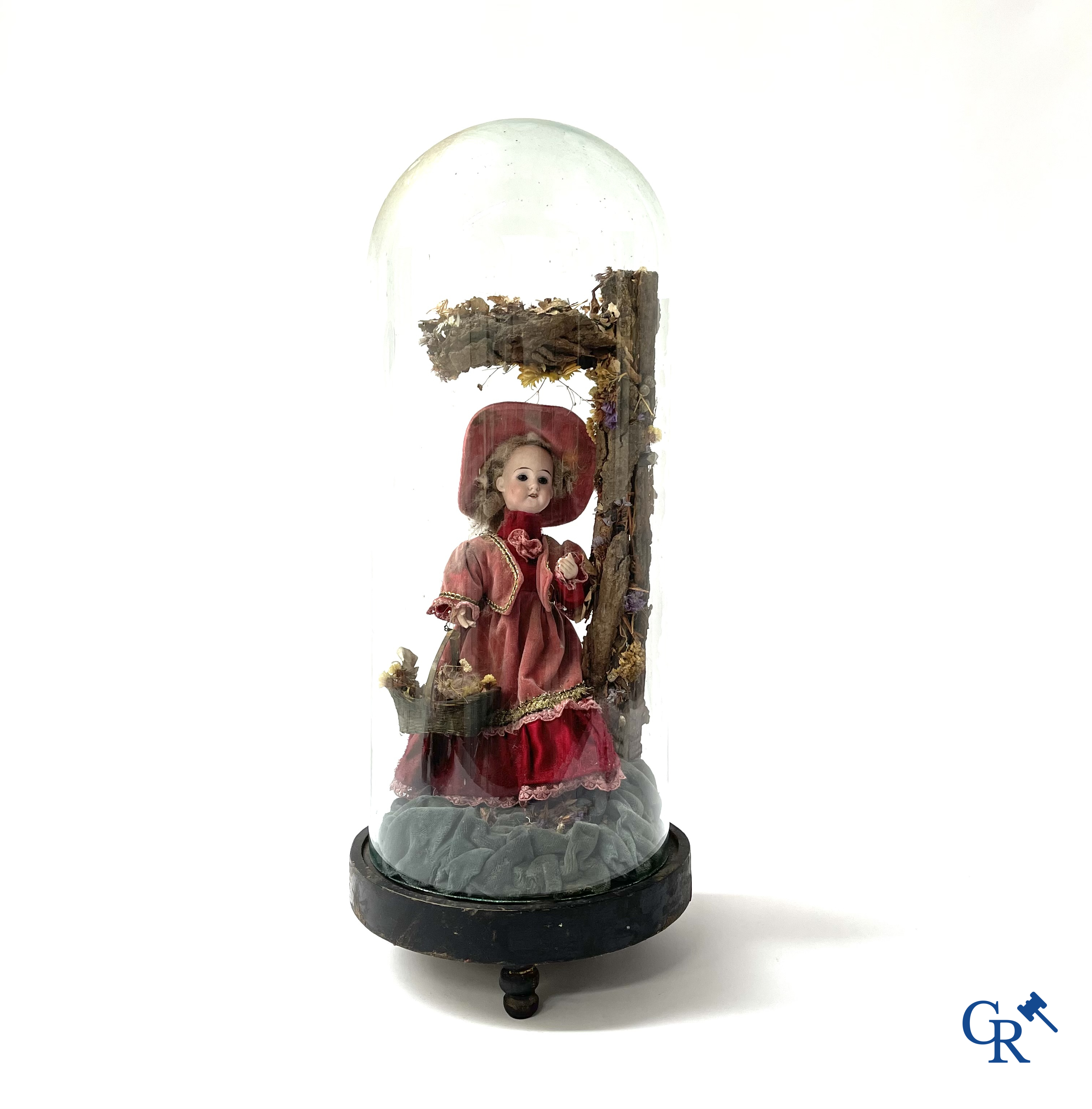 Un automate dans le gout de Phalibois, avec de la musique, la tête et les mains en porcelaine et en mouvement. Vers 1900.