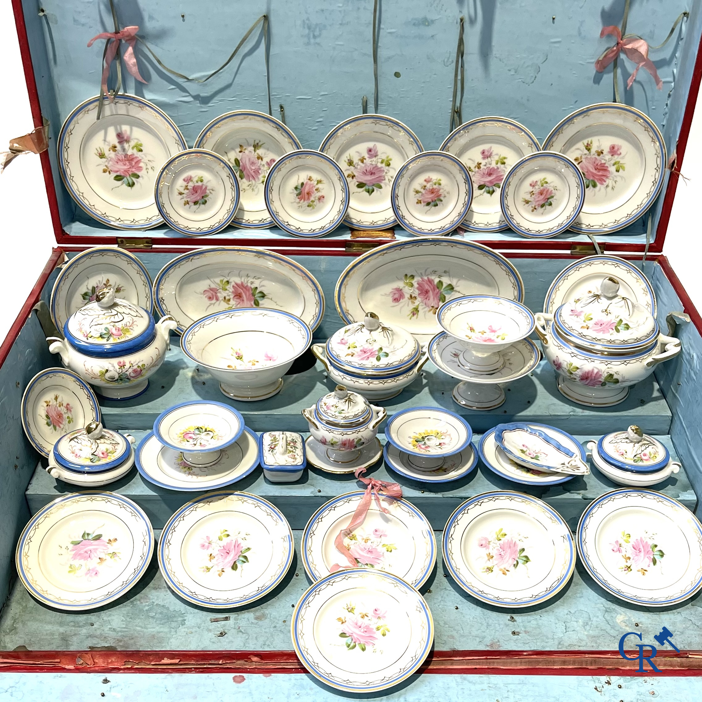 Oud speelgoed, Uitzonderlijk porseleinen poppenservies in originele koffer. Maison Bail, 210, Rue de Rivoli Paris.