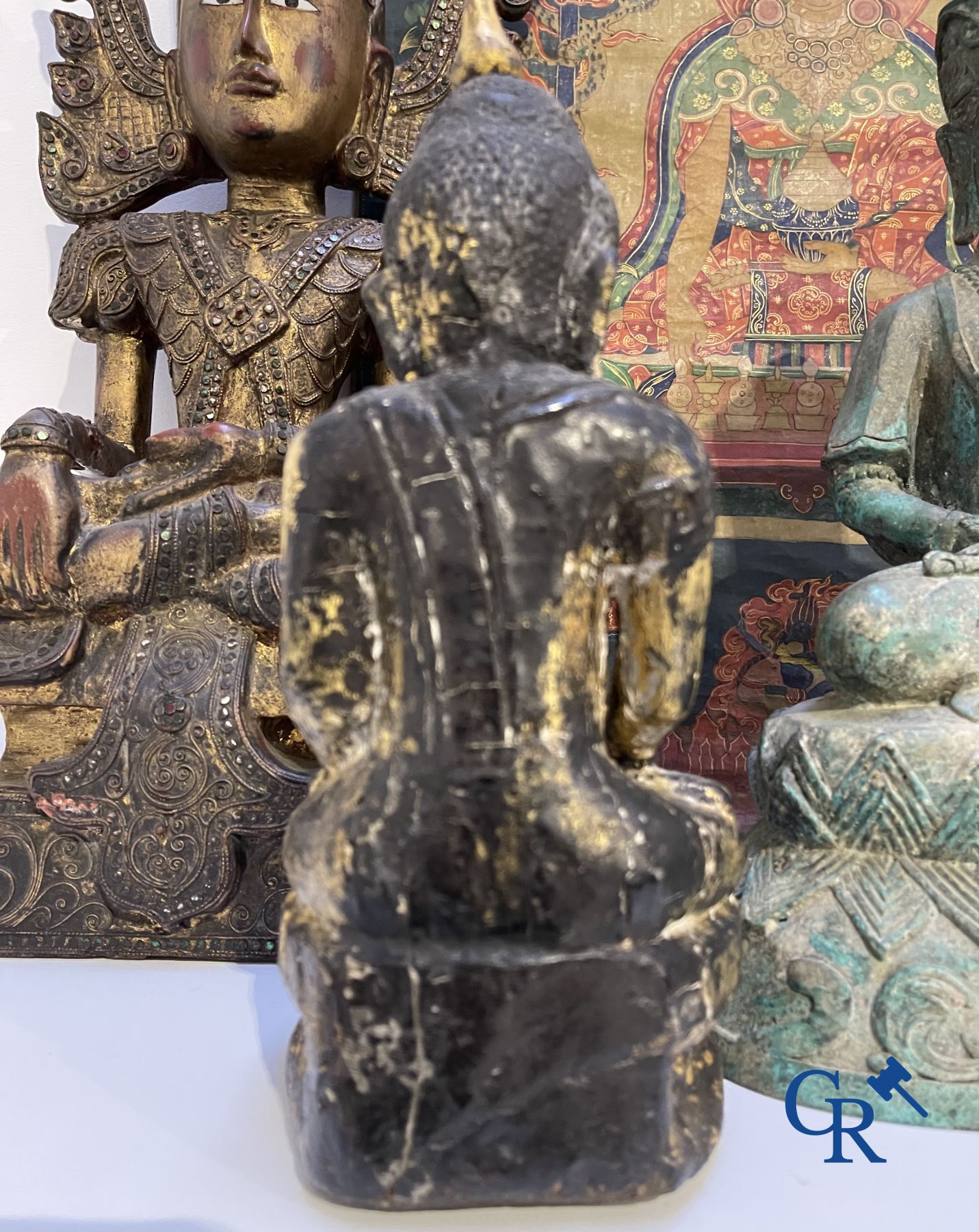 Asian Art: a lot consisting of 4 statues and a thangka.