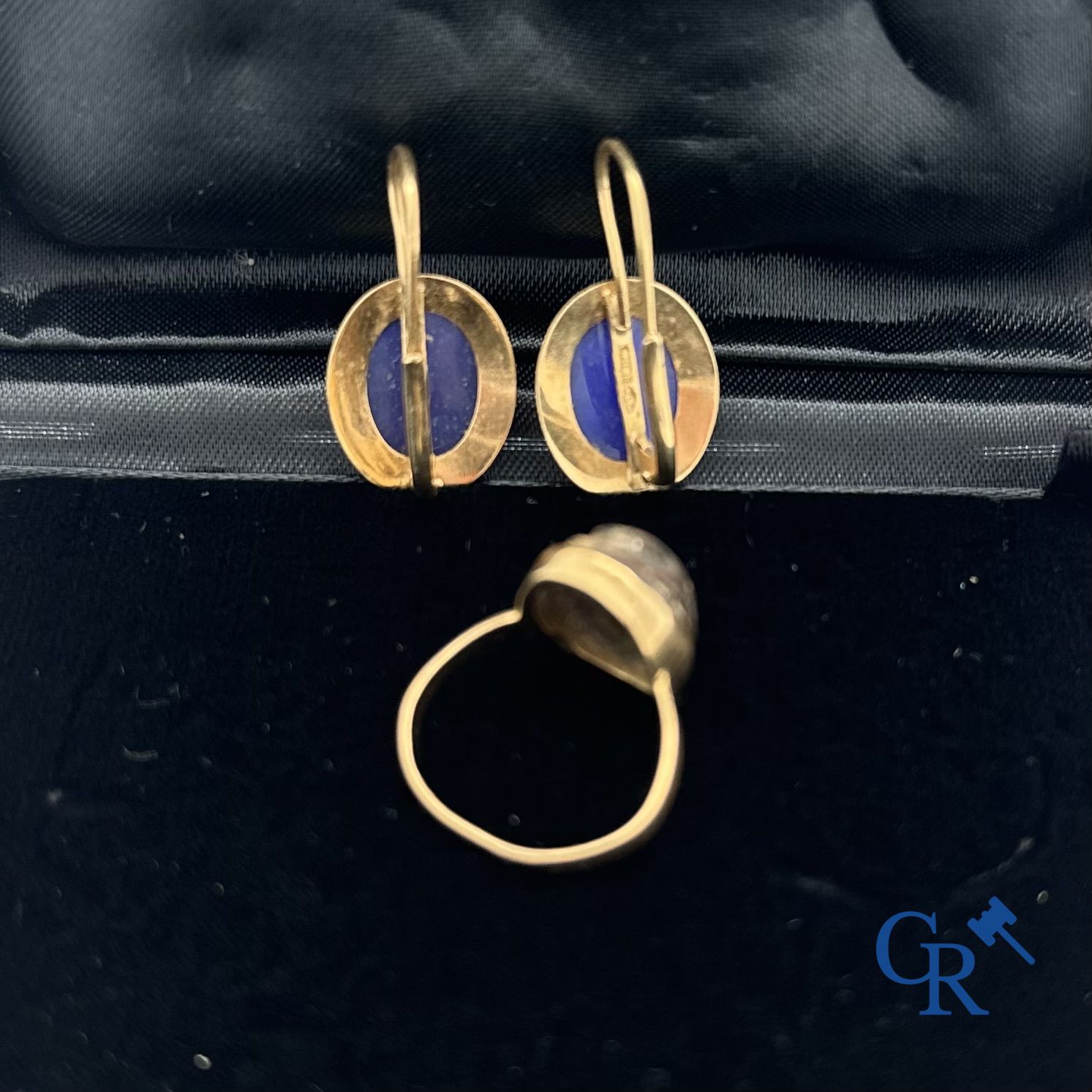 Jewellery: Lot consisting of a ring in gold 18K and a pair of earrings in gold 18K.