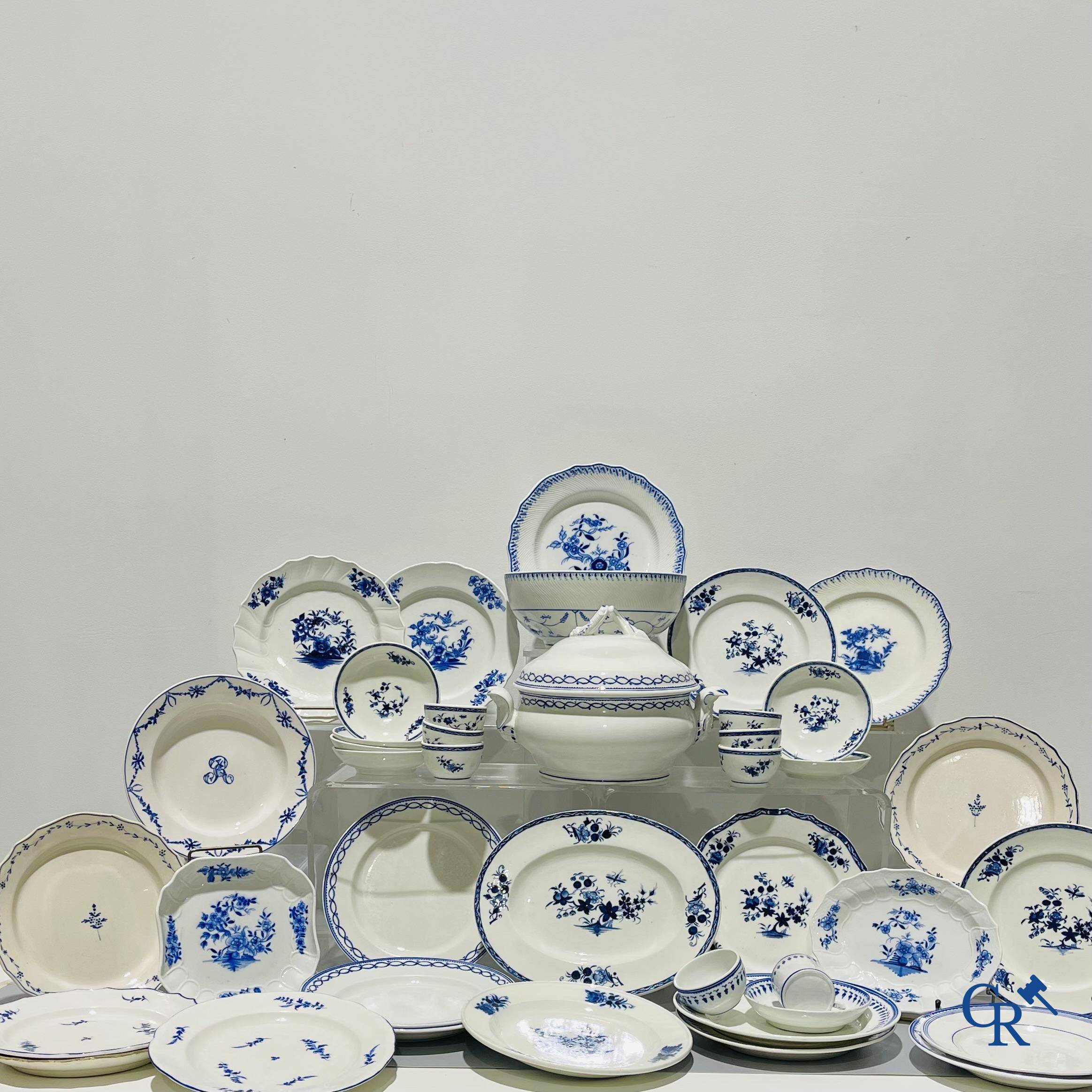 Europees porselein, Doornik. Een groot lot diverse stukken blauw wit porselein en faience. 18e - 19e eeuw.