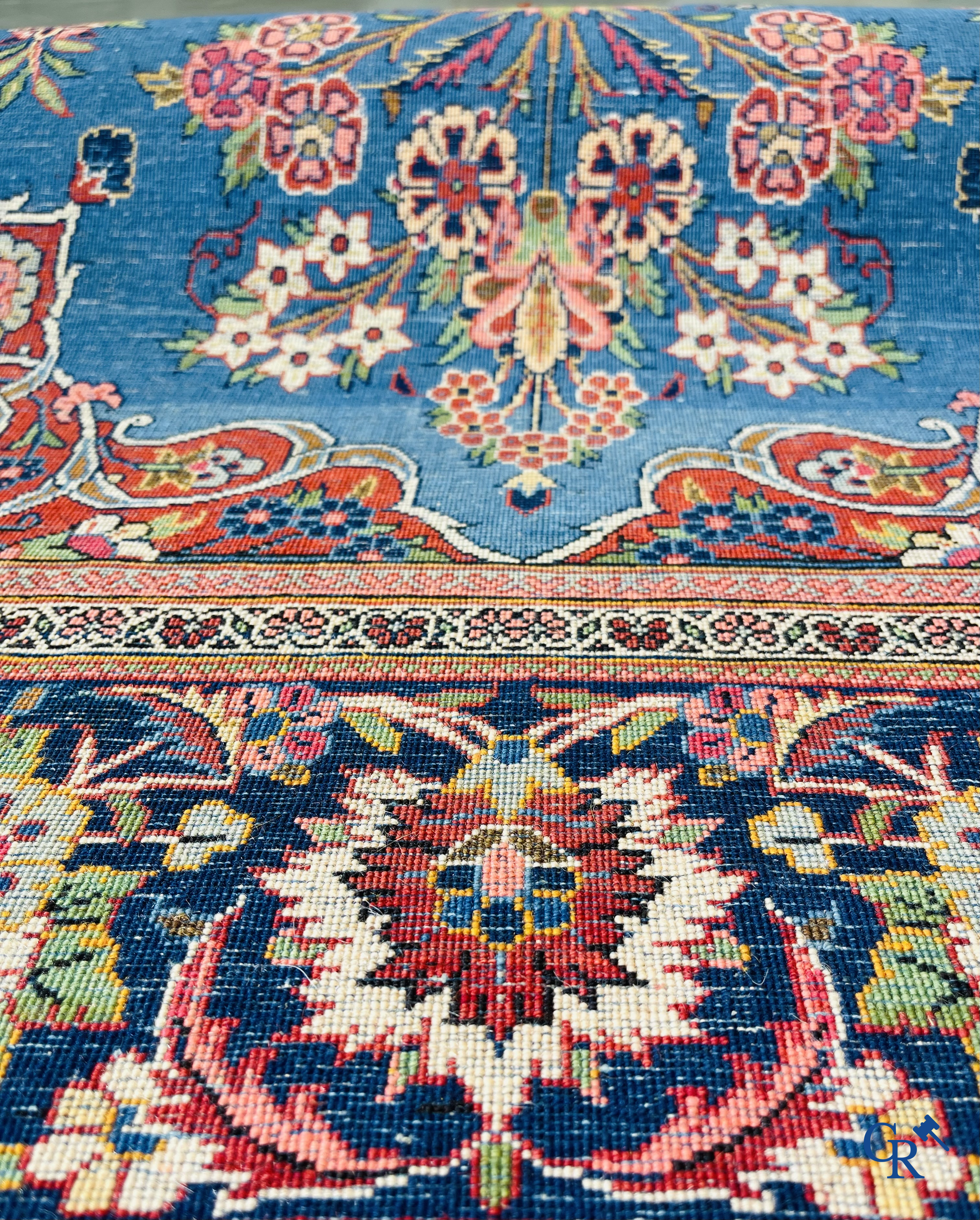 Tapis d'orient: Iran, tapis persan antique finement noué à la main avec des fleurs et des vases à fleurs.