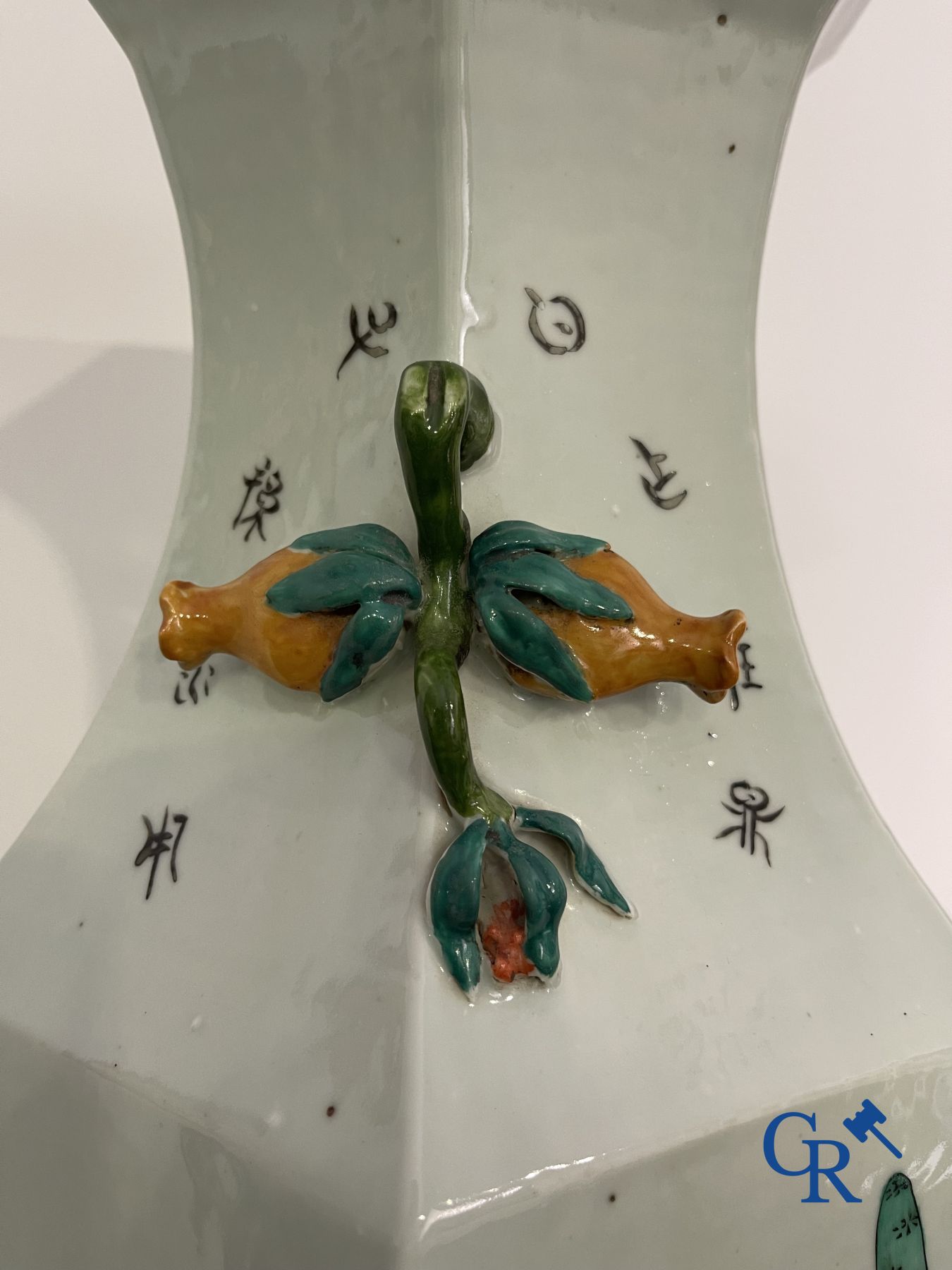 Art Asiatique: Porcelaine chinoise. Un vase chinois hexagonal de la famille rose avec des sages. 19/20ème siècle.