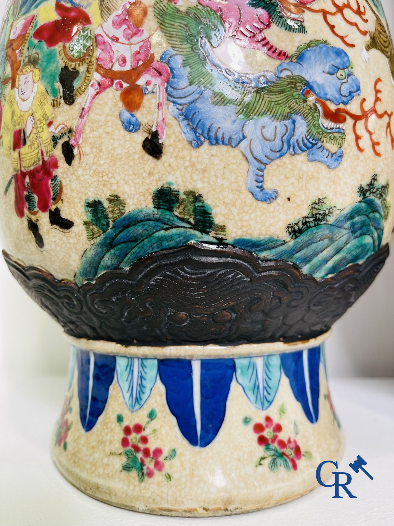 Art Asiatique : Une paire de vases Nanking Chinois décor famille rose.