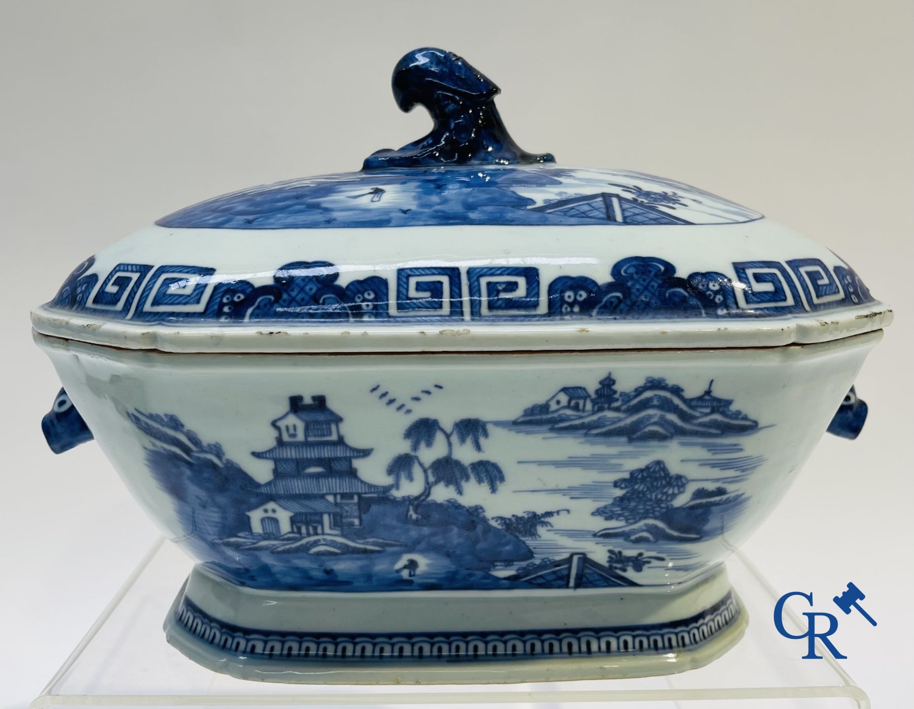 Chinese Porcelain: 2 tureens and a saucer in Chinese porcelain.