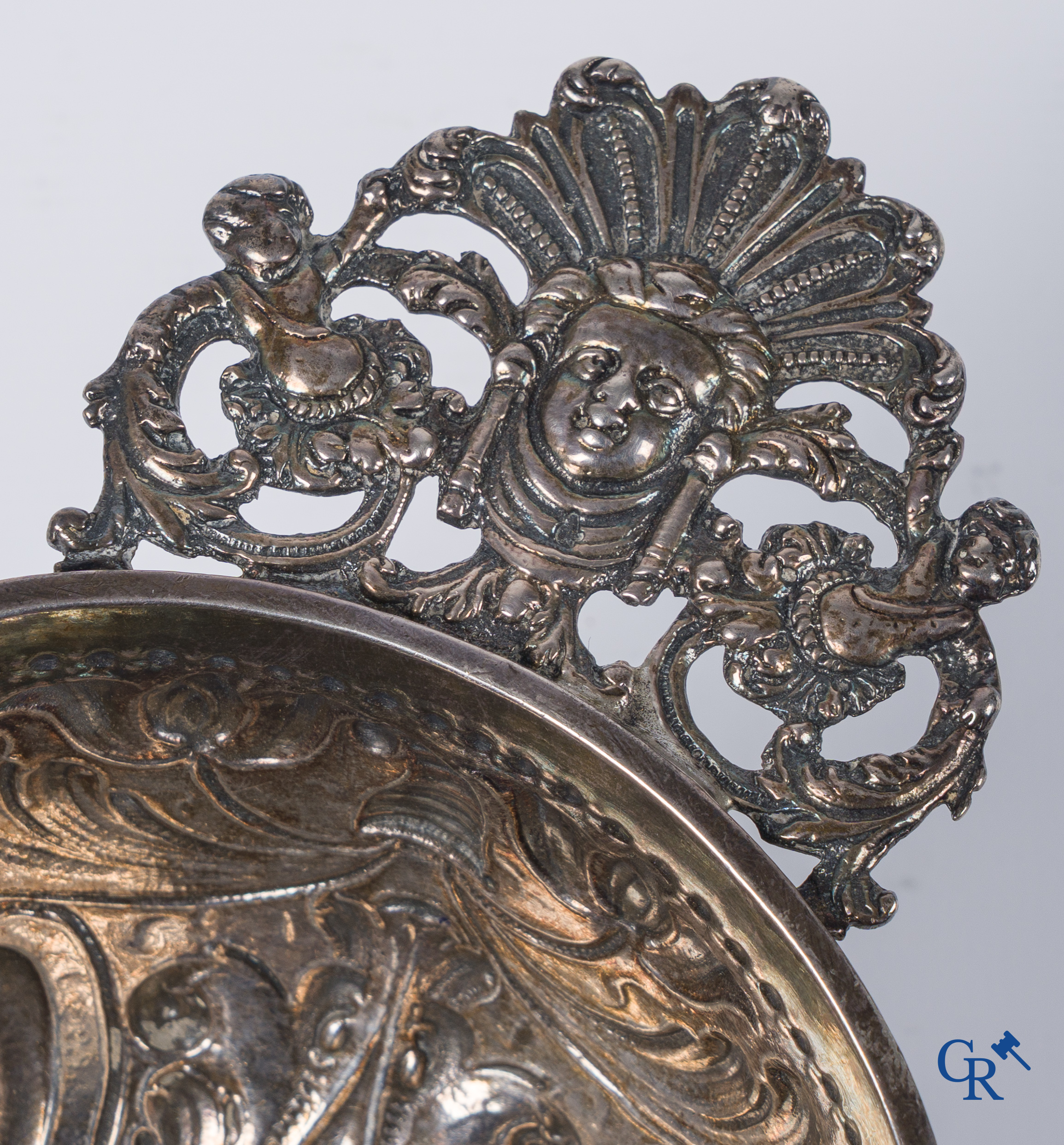 Zilveren brandewijnkom. Gedateerd 1742, verschillende keurmerken. Gewicht: 233 gr.