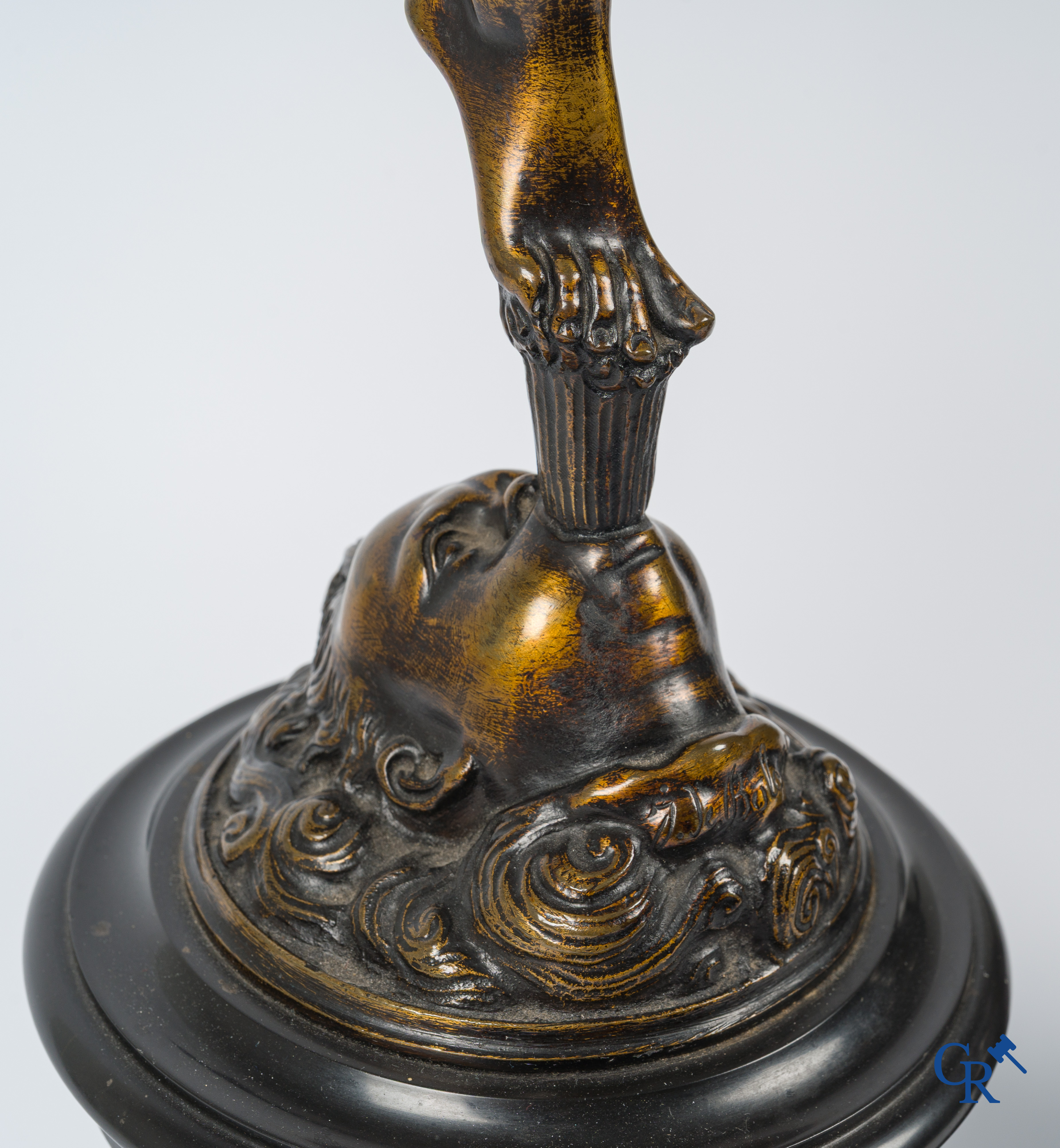 Paire d'importantes statues à l'antique en bronze d'après un modèle de Jean De Bologne.