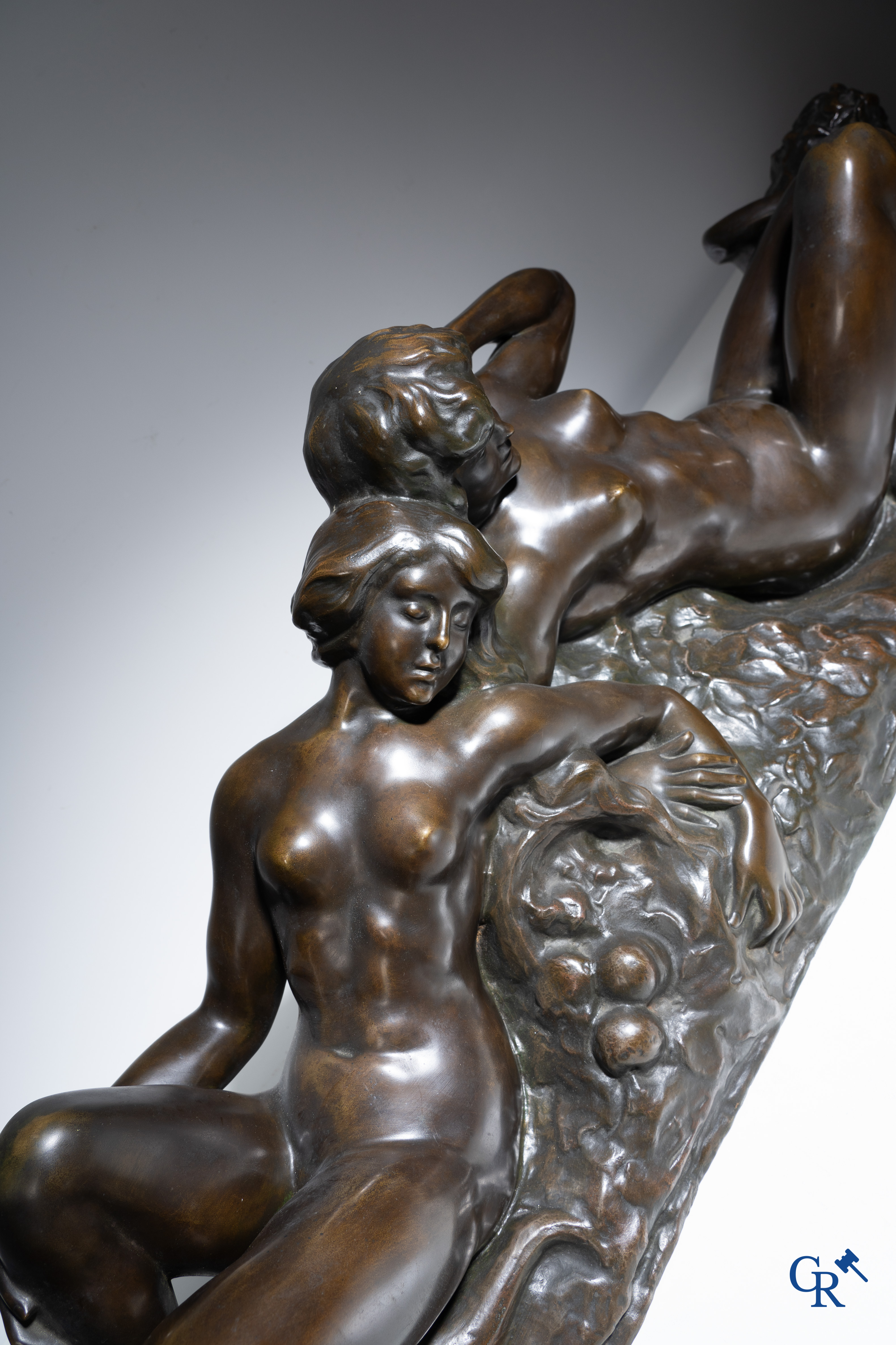 Victor De Haen (1866-1934) Imposant bronzen beeld, 2 vrouwen met hoorn des overvloeds. Gieterij J. Petermann Brussel.