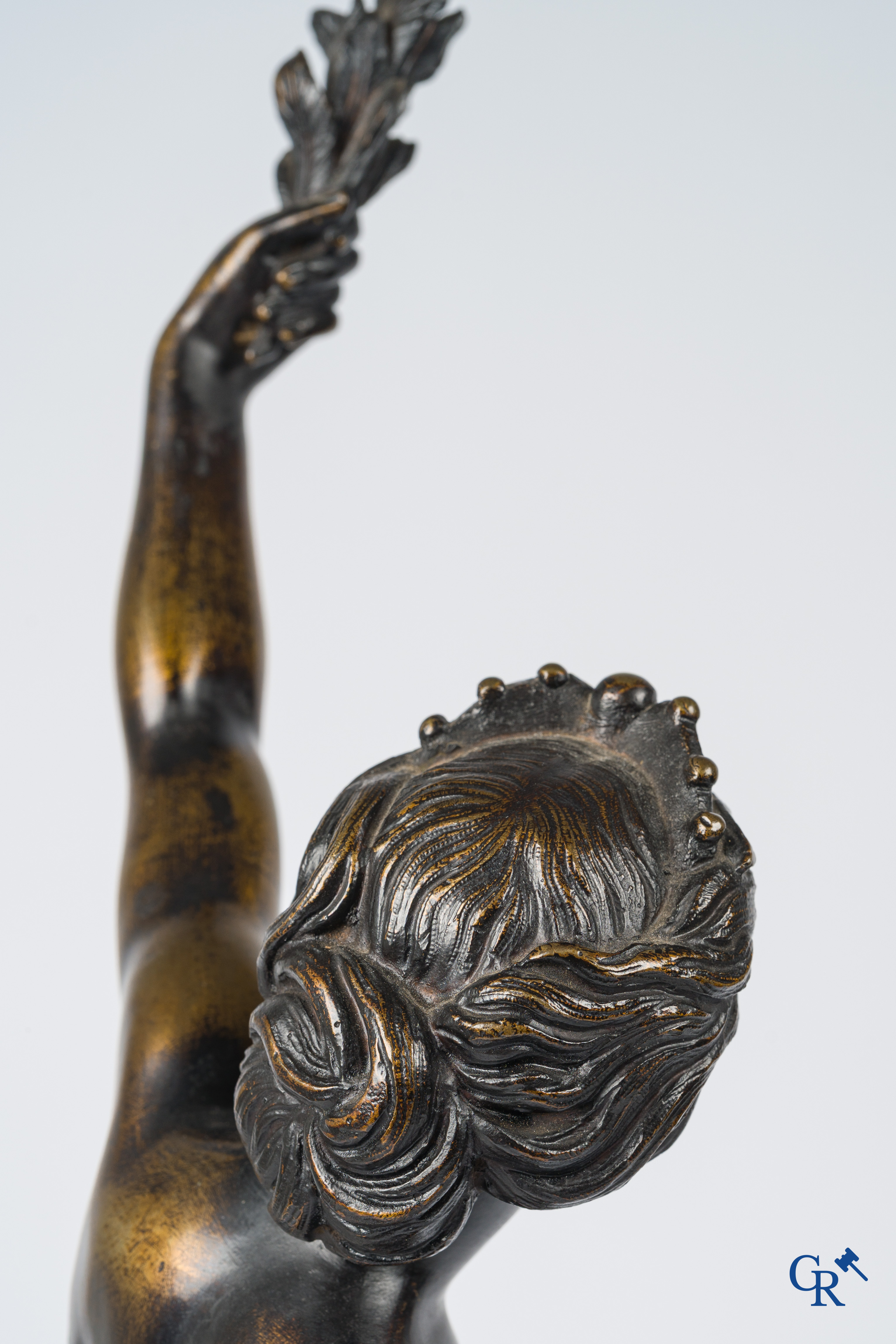 Paire d'importantes statues à l'antique en bronze d'après un modèle de Jean De Bologne.