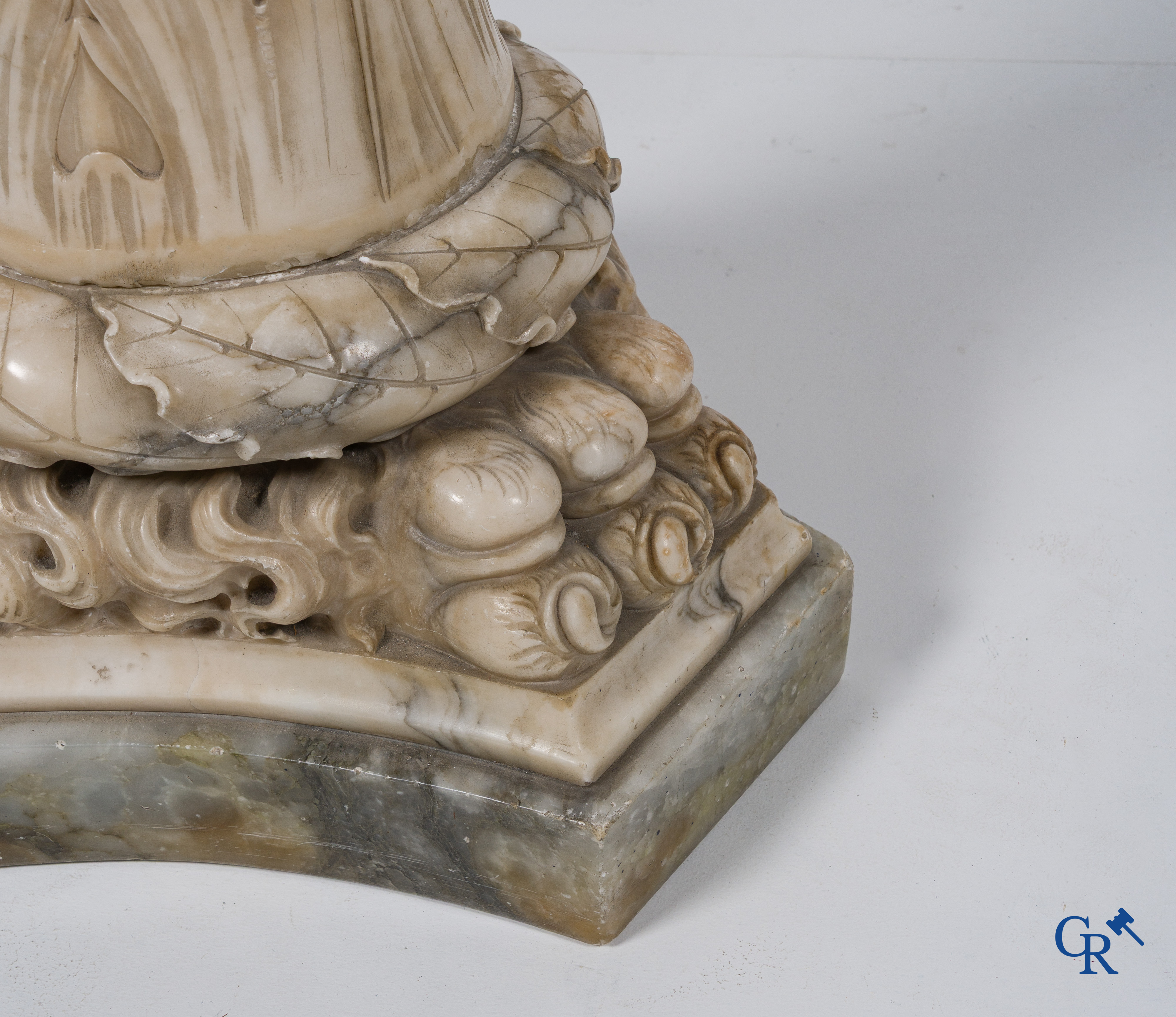 Een staande sierlamp in bewerkt albast. Belle époque periode.