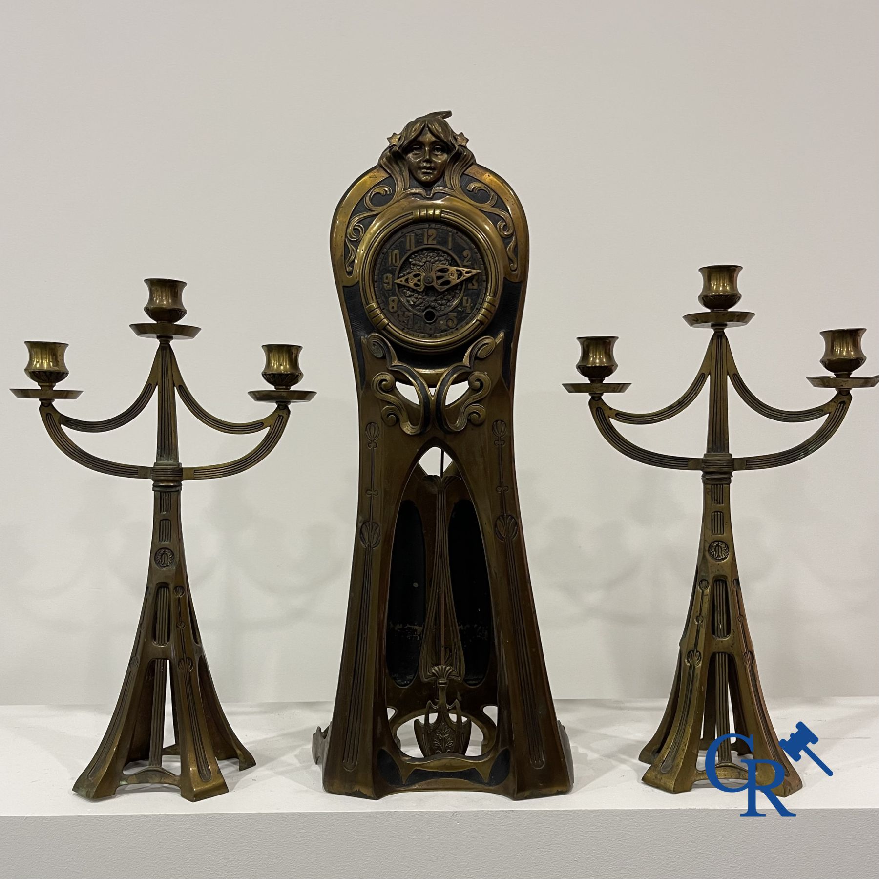 Art Nouveau: Exceptional bronze clock set in Art Nouveau.