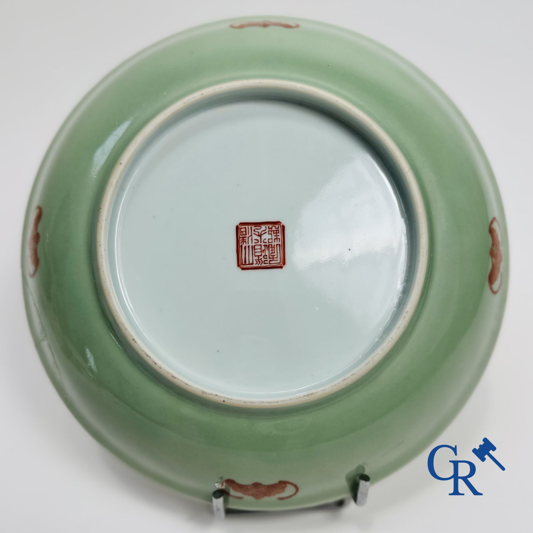 Een fijne Chinese porselein celadon schotel met een decor van "Shou."