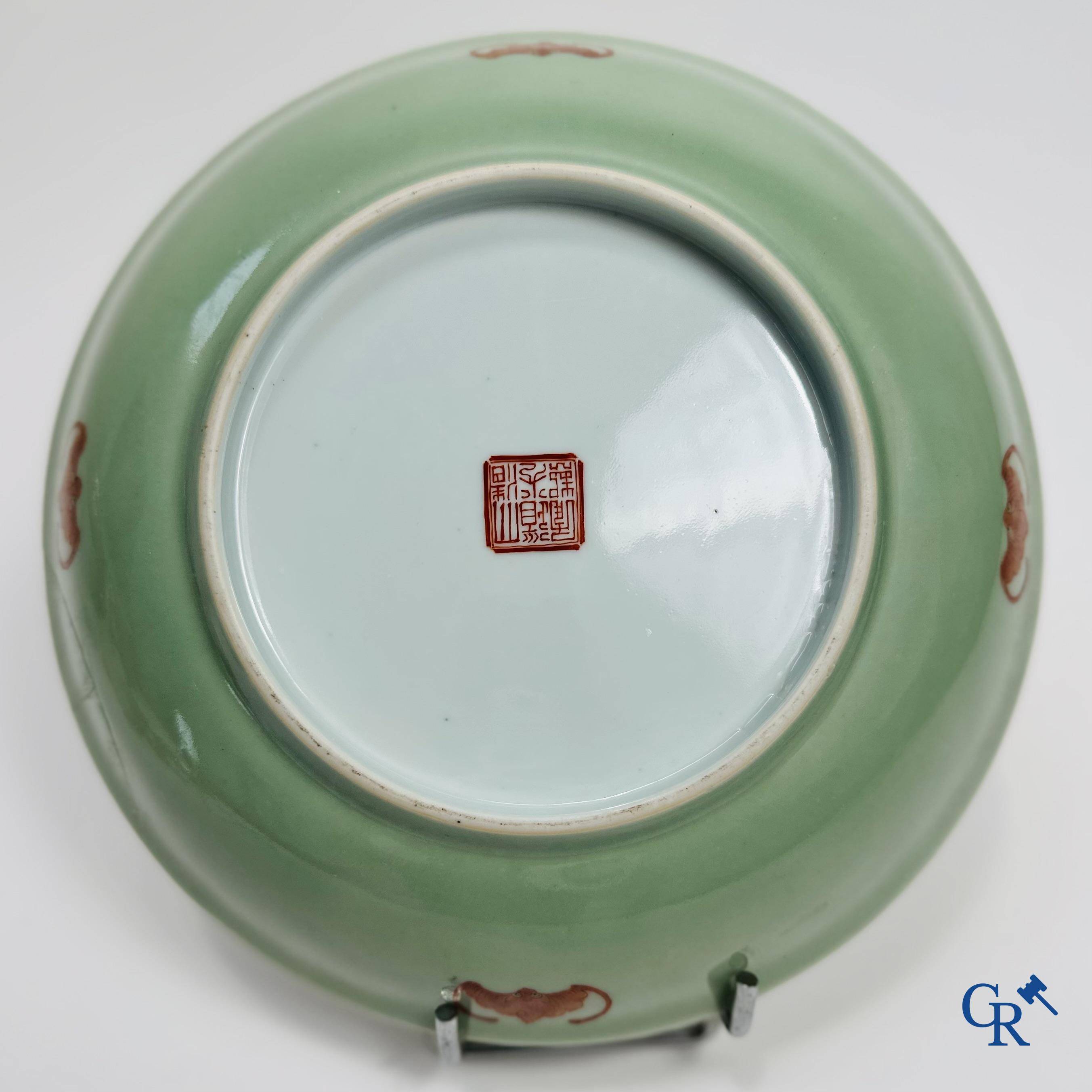 Een fijne Chinese porselein celadon schotel met een decor van "Shou."