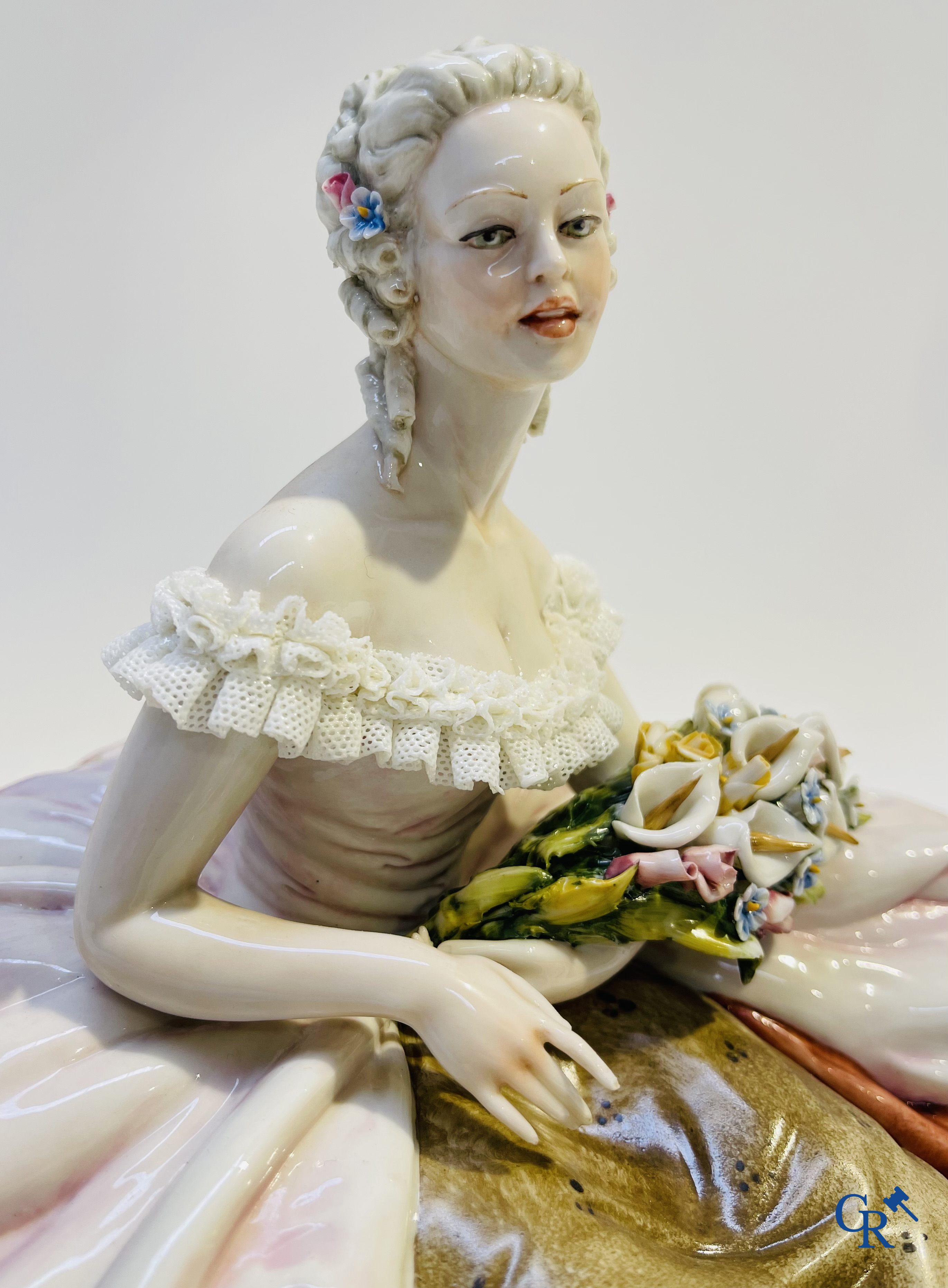 Porcelaine: Capodimonte: Groupe exceptionnel en porcelaine italienne avec dentelle.<br />
