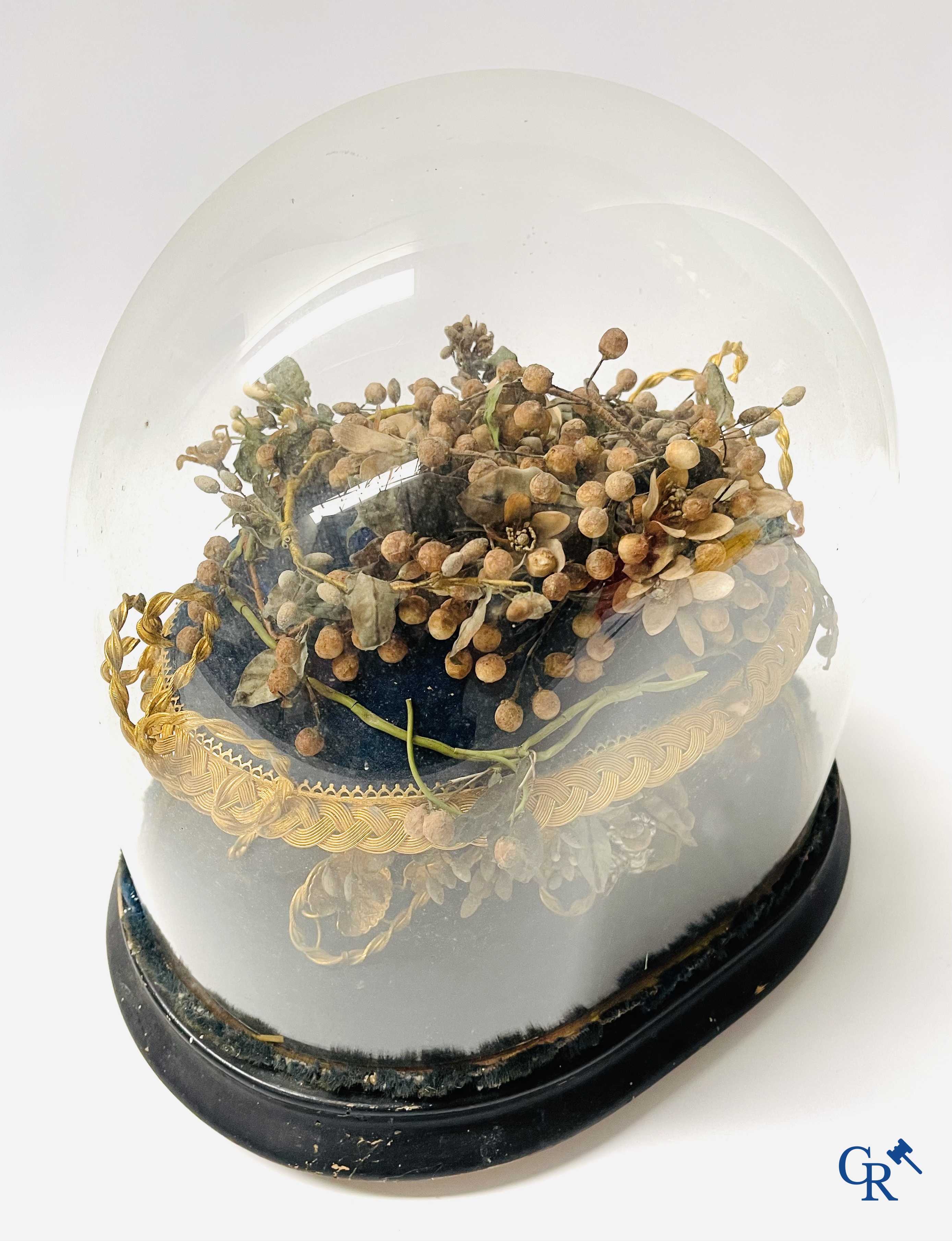 2 globes en verre avec un bouquet de mariée sur un coussin avec un pied en métal doré et un pied en porcelaine de Paris.