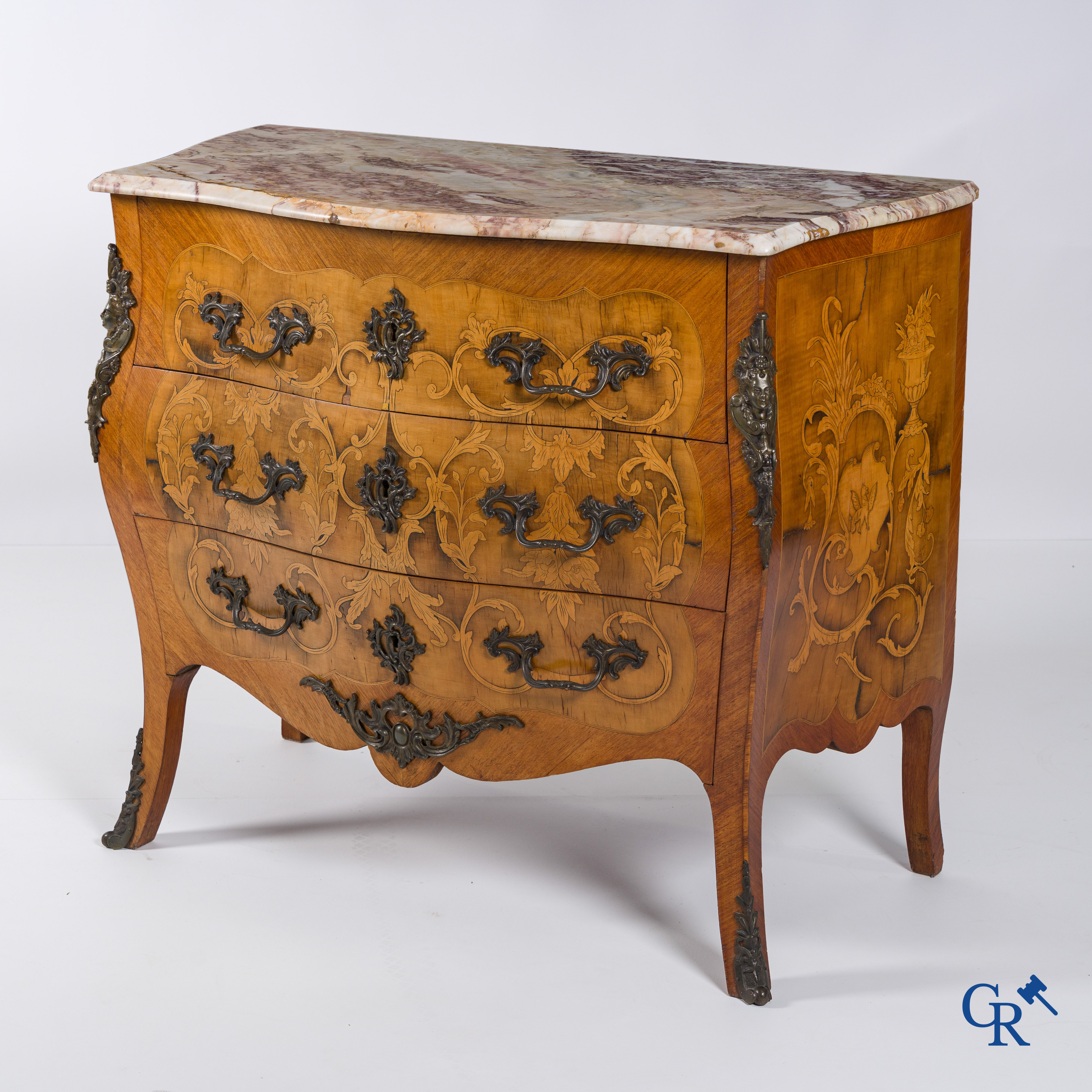 Een commode in marquetterie en bronsbeslag met een marmeren tablet. LXV-stijl.