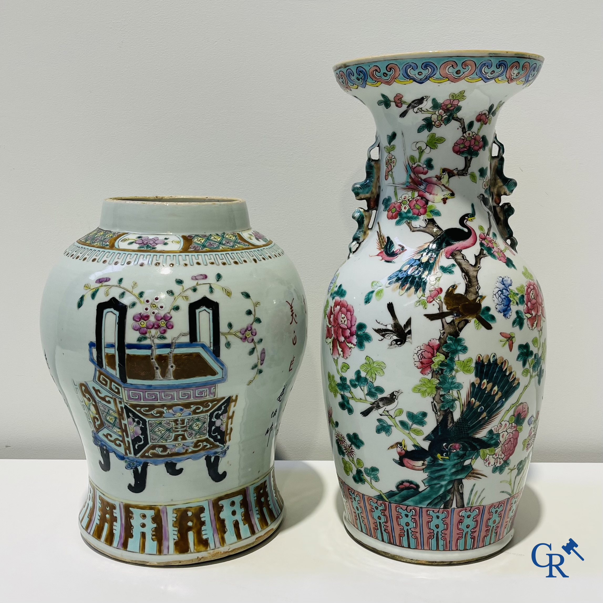 Chinese porcelain: A Chinese porcelain vase with phoenixes and blossoms and a potiche with mobilierendecor. 19th century.