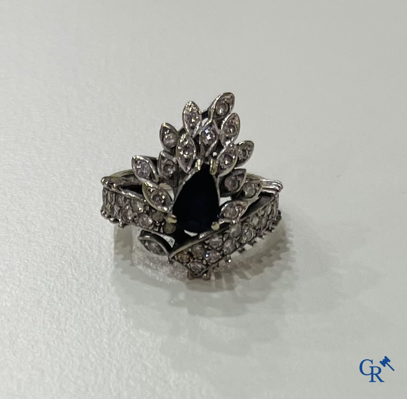 Jewellery, a ring in white gold 750°/00 set with a sapphire and diamonds.