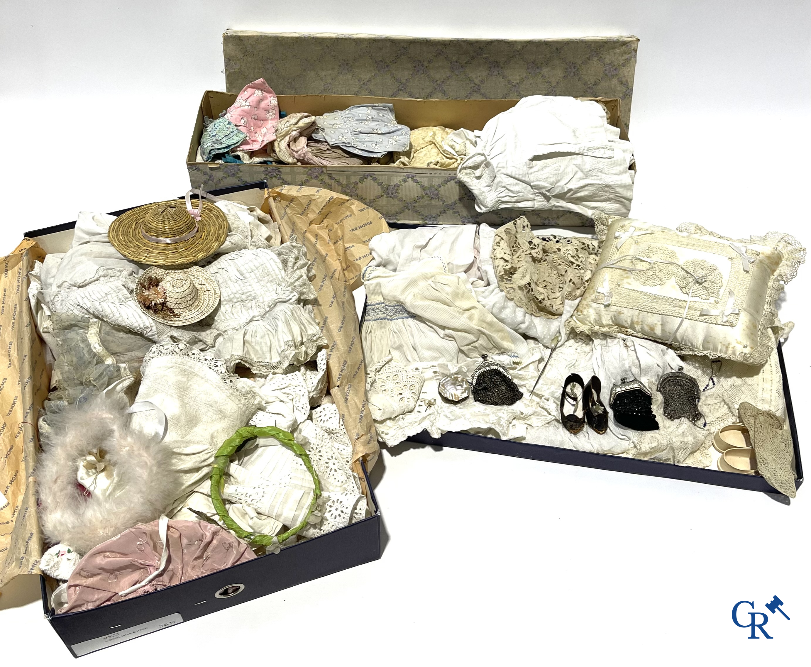 Vieux jouets, lot de 4 poupées anciennes avec tête en porcelaine, attributs de poupée, vêtements et autres.