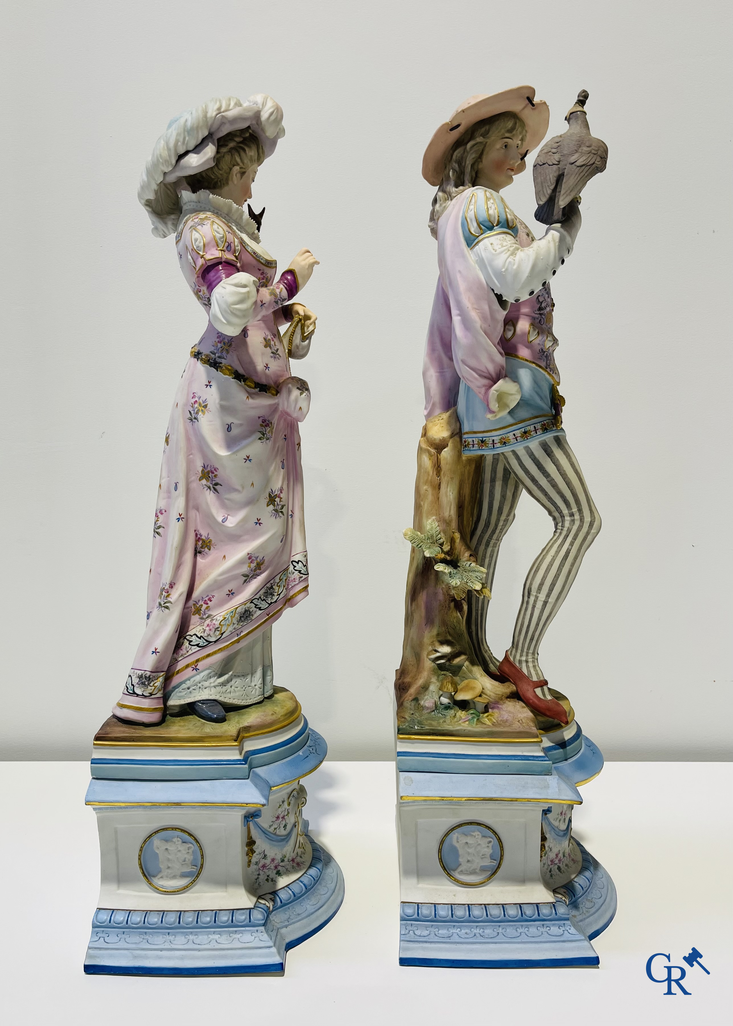 Exceptionnelle paire de grandes statues en biscuit polychrome et dorée. 2ème moitié du 19ème siècle.