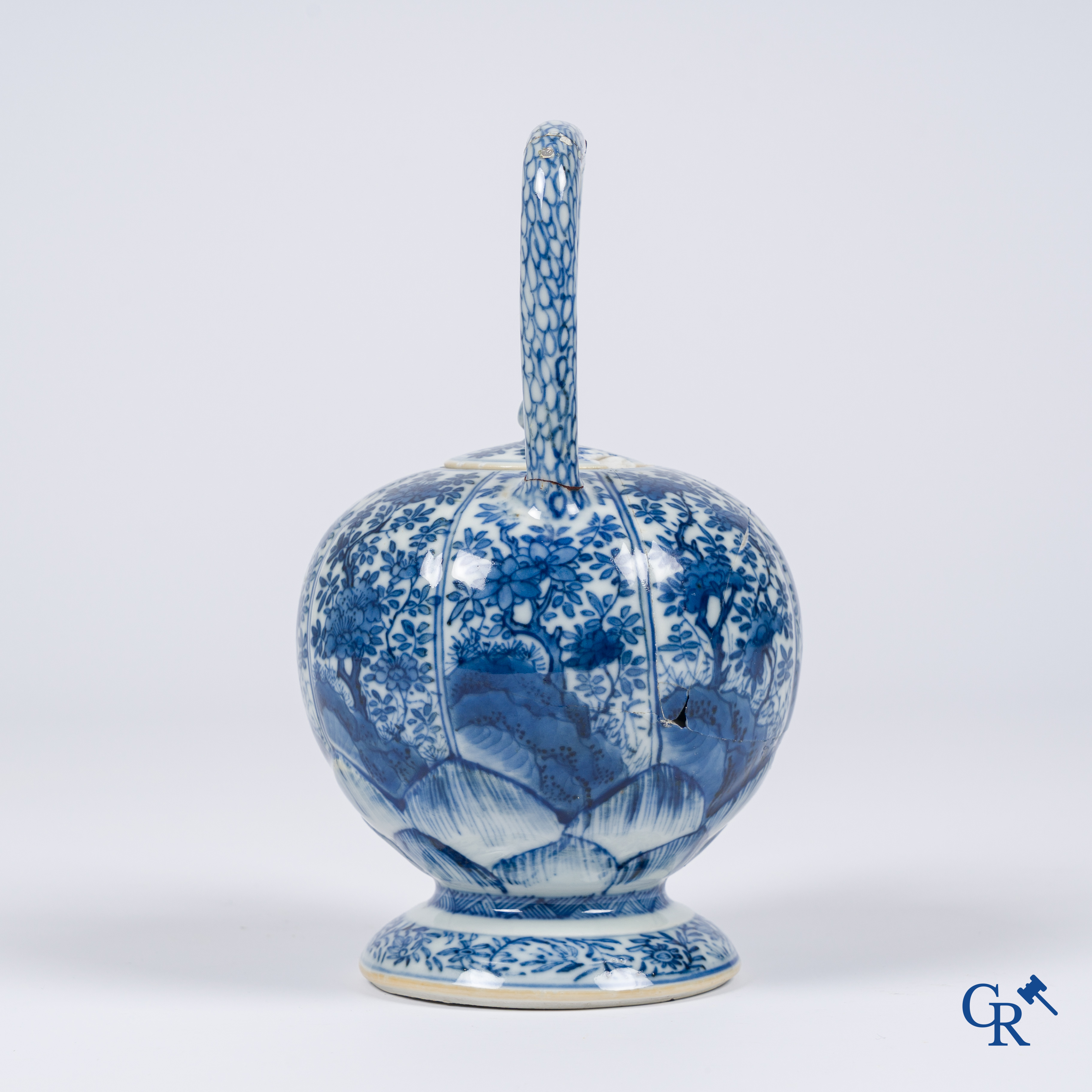 Aziatica, Chinees porselein. Een Chinese blauw-witte theepot met deksel. Kangxi.