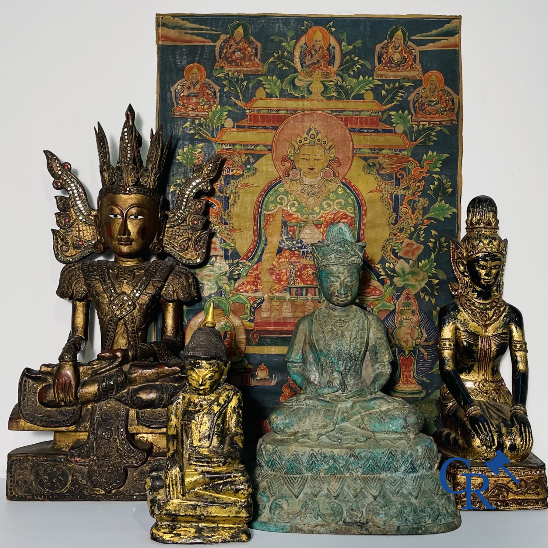 Asian Art: a lot consisting of 4 statues and a thangka.