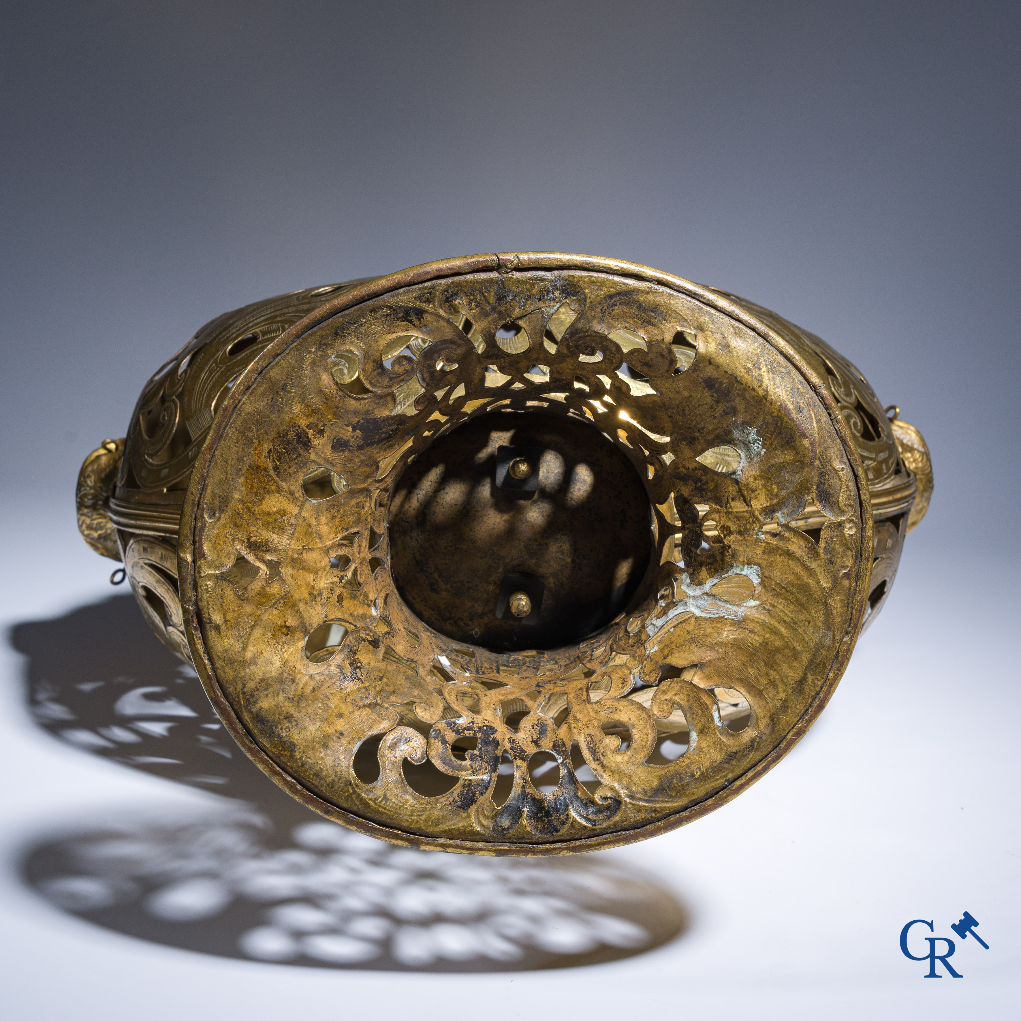 Een Venetiaanse pelgrimskalebas "Gourde de pelerin" in gegraveerd en verguld koper. Eind XVIe - Begin XVIIe eeuw.