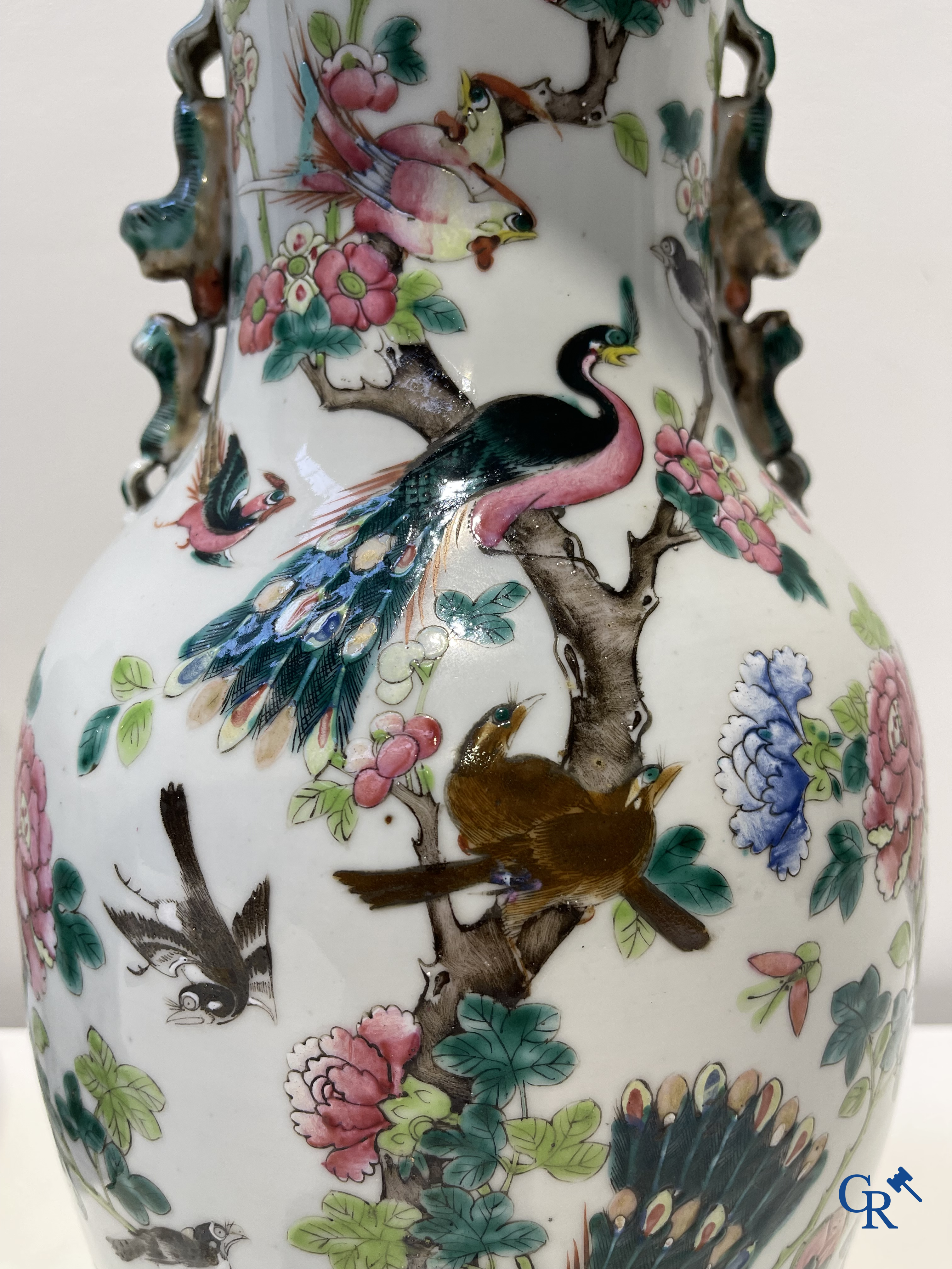 Chinese porcelain: A Chinese porcelain vase with phoenixes and blossoms and a potiche with mobilierendecor. 19th century.