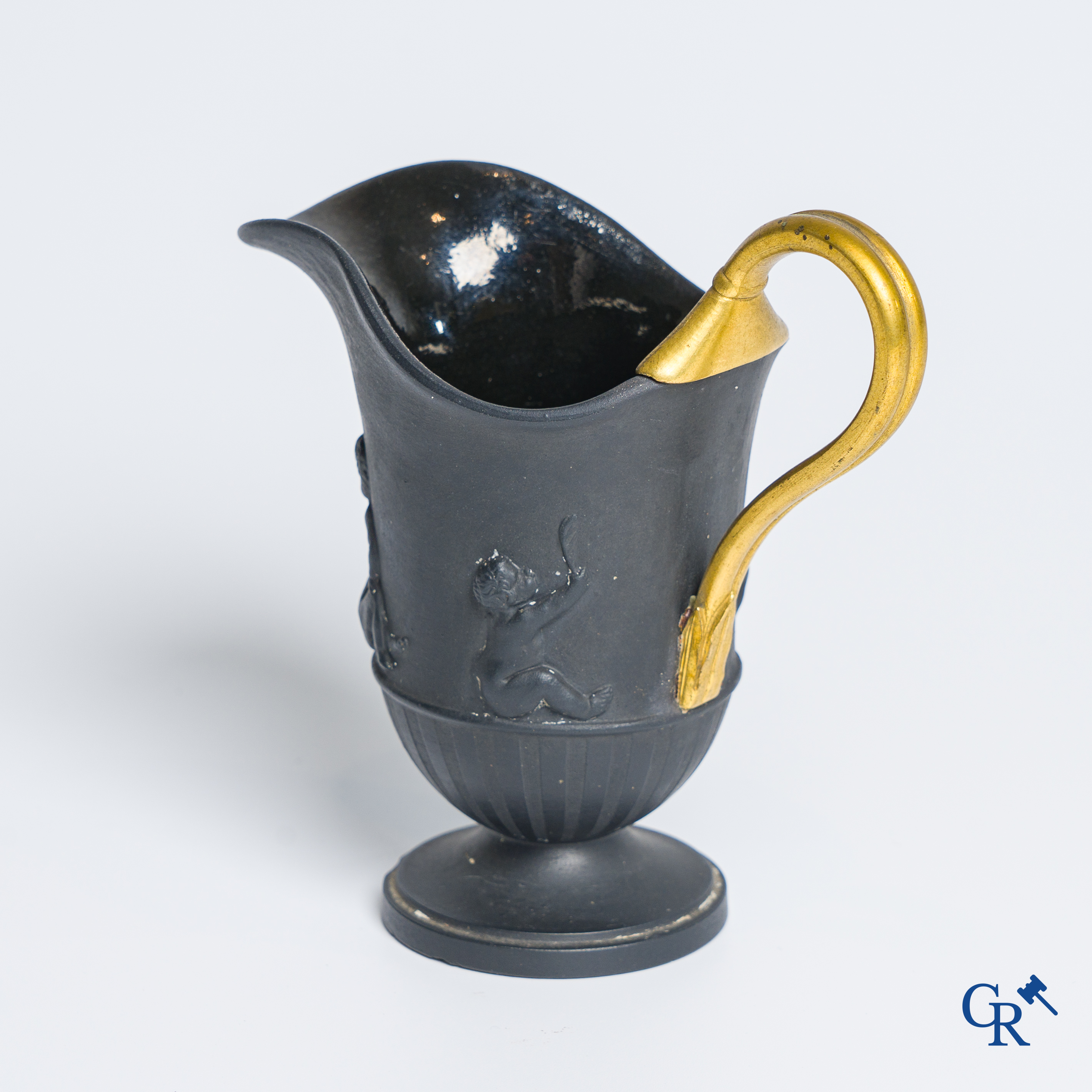 Wedgewood: Jug in Wedgewood porcelain and fire-gilded bronze. Late 18th century.