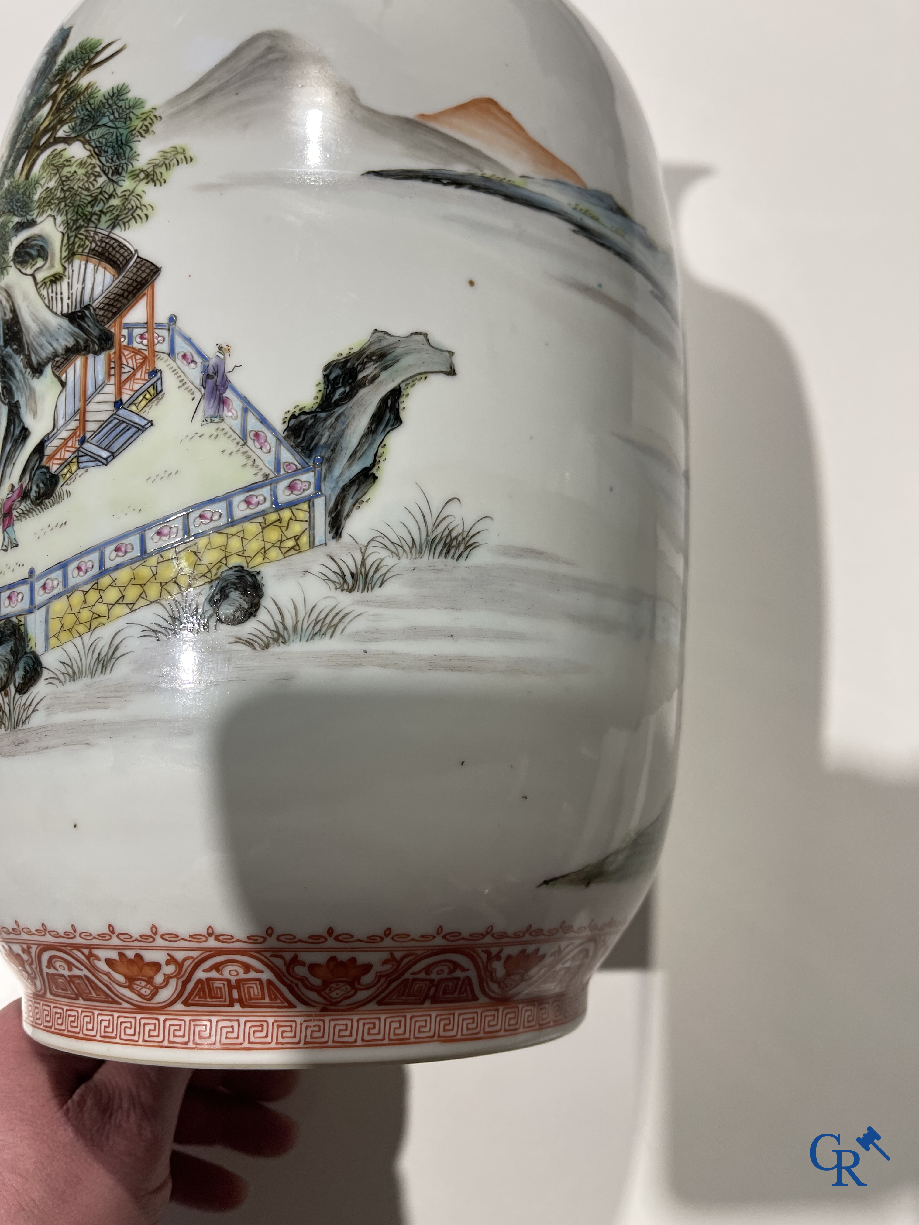 Art Asiatique, porcelaine chinoise. Une paire de vases chinois avec un décor de chevaux et de personnages.