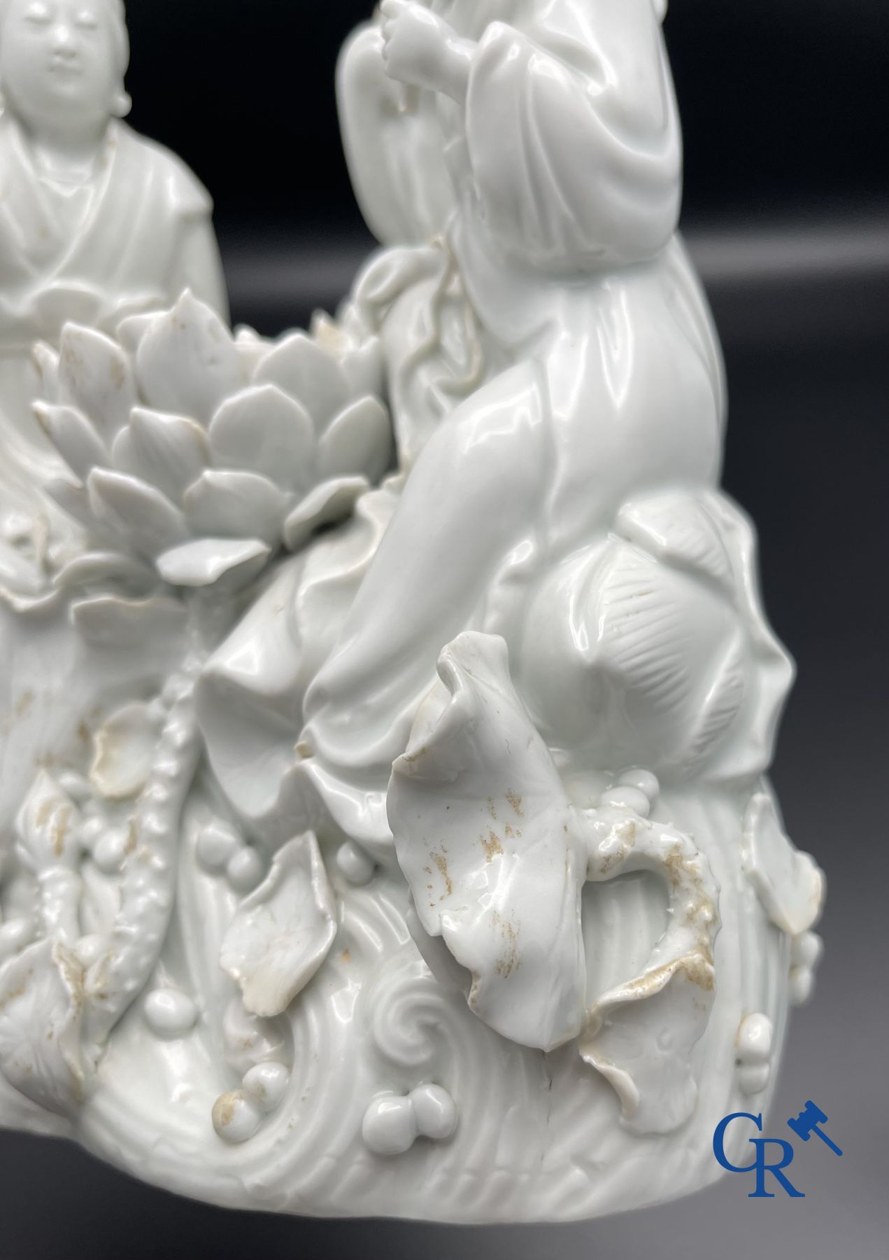 Porcelaine chinoise: Un lion bouddhiste et un groupe en blanc de Chine.