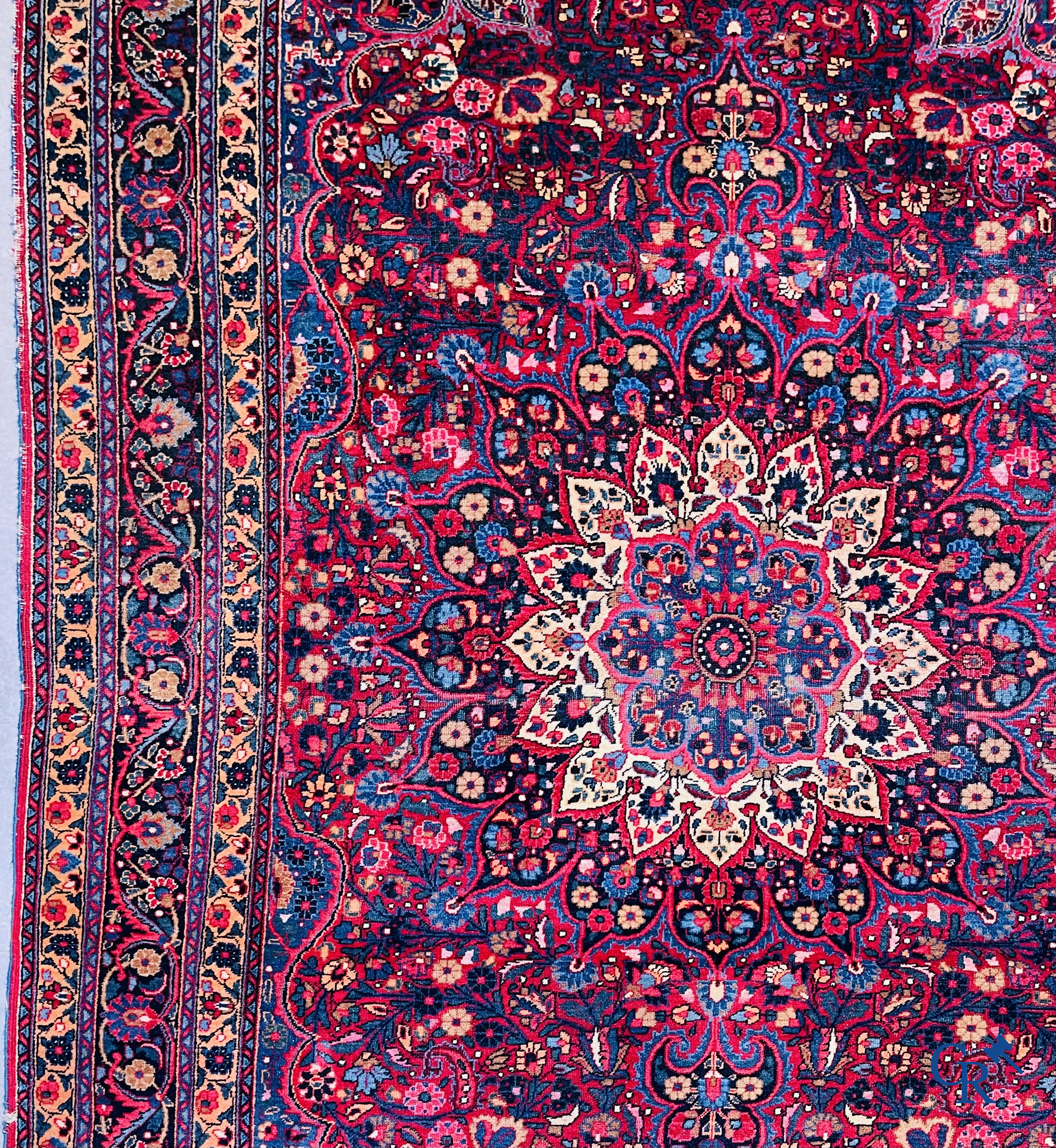 Tapis d'orient: Iran, tapis persan antique avec fond rouge foncé.